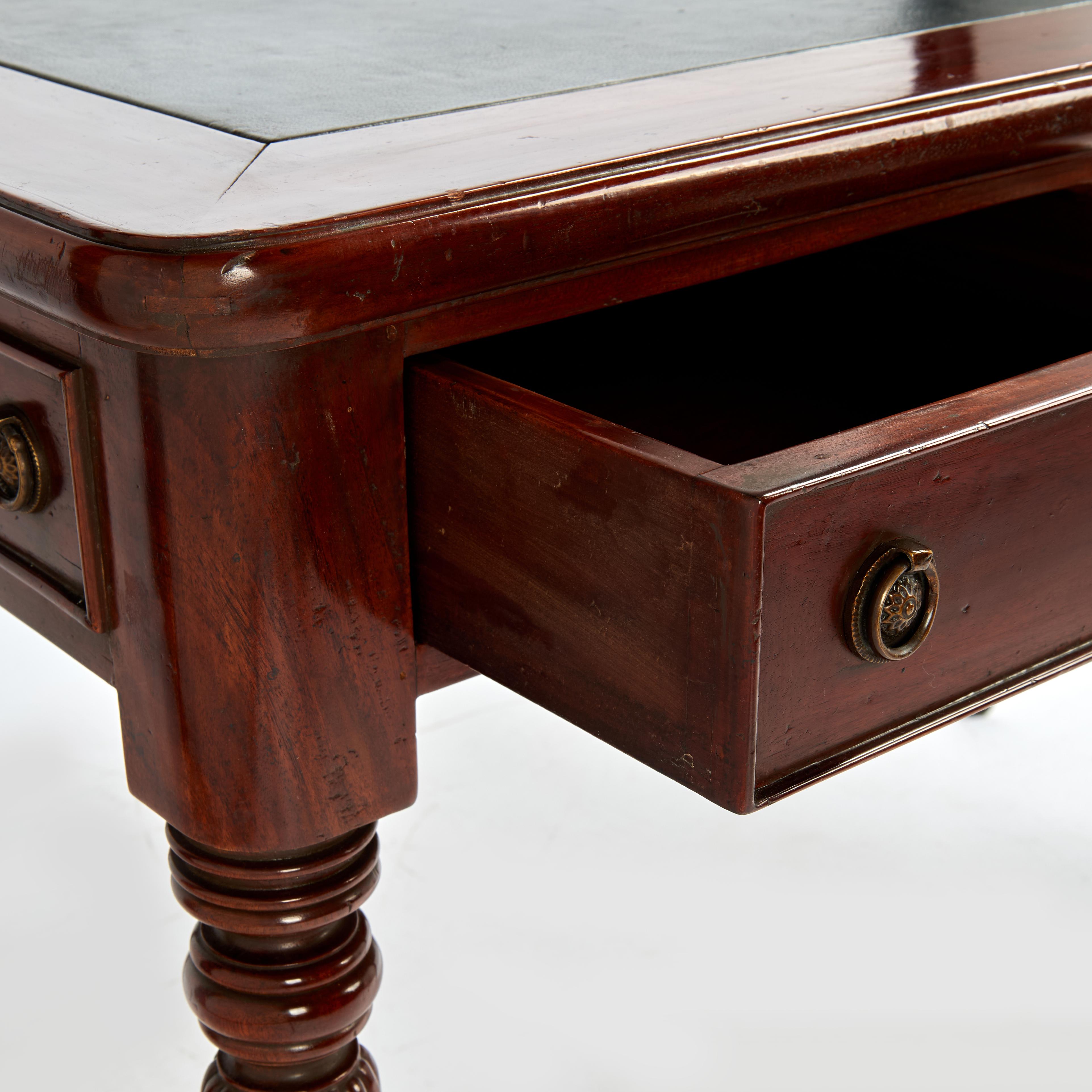 Bureau ou table de bibliothèque anglais ancien avec dessus en cuir Bon état - En vente à Palm Beach, FL