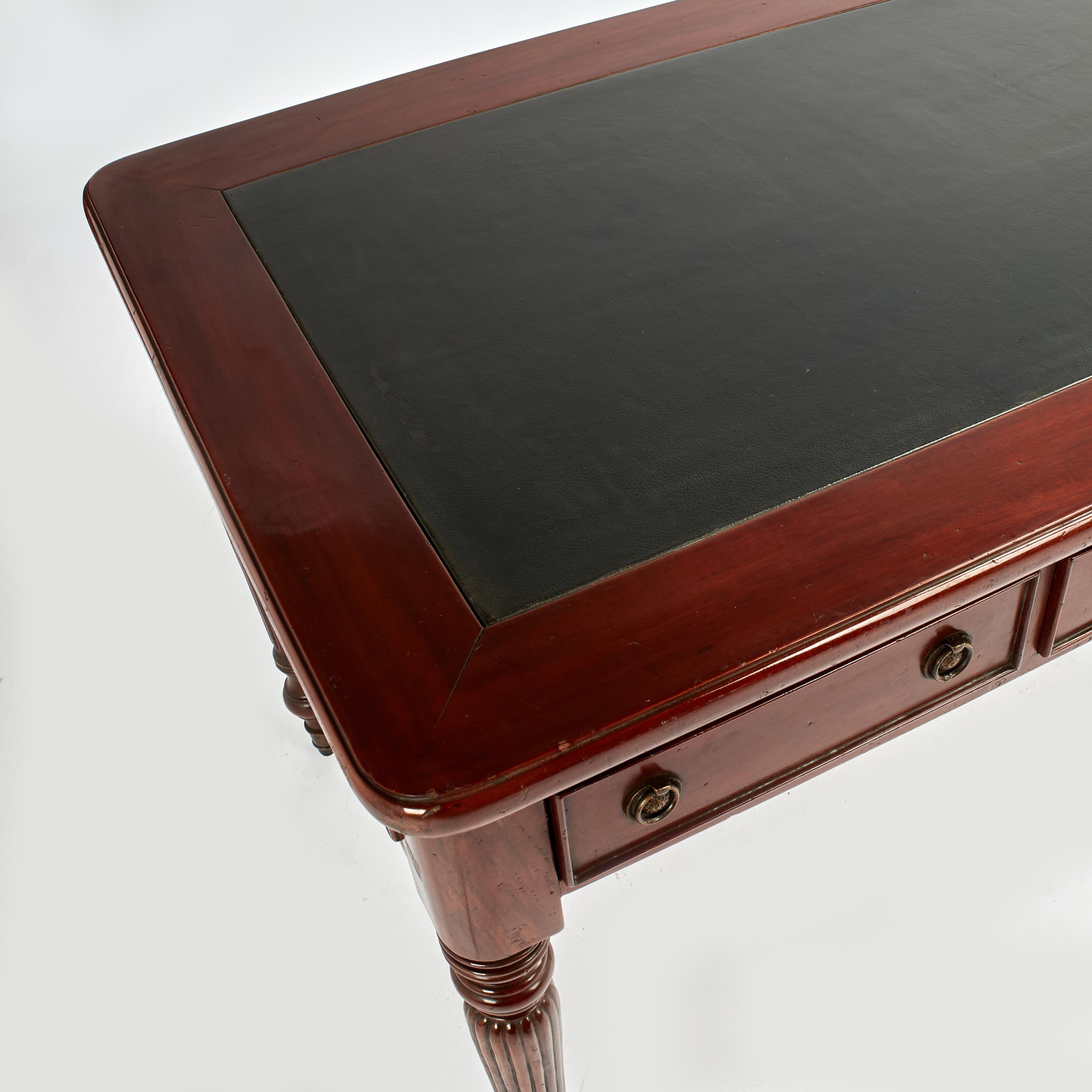 XIXe siècle Bureau ou table de bibliothèque anglais ancien avec dessus en cuir en vente