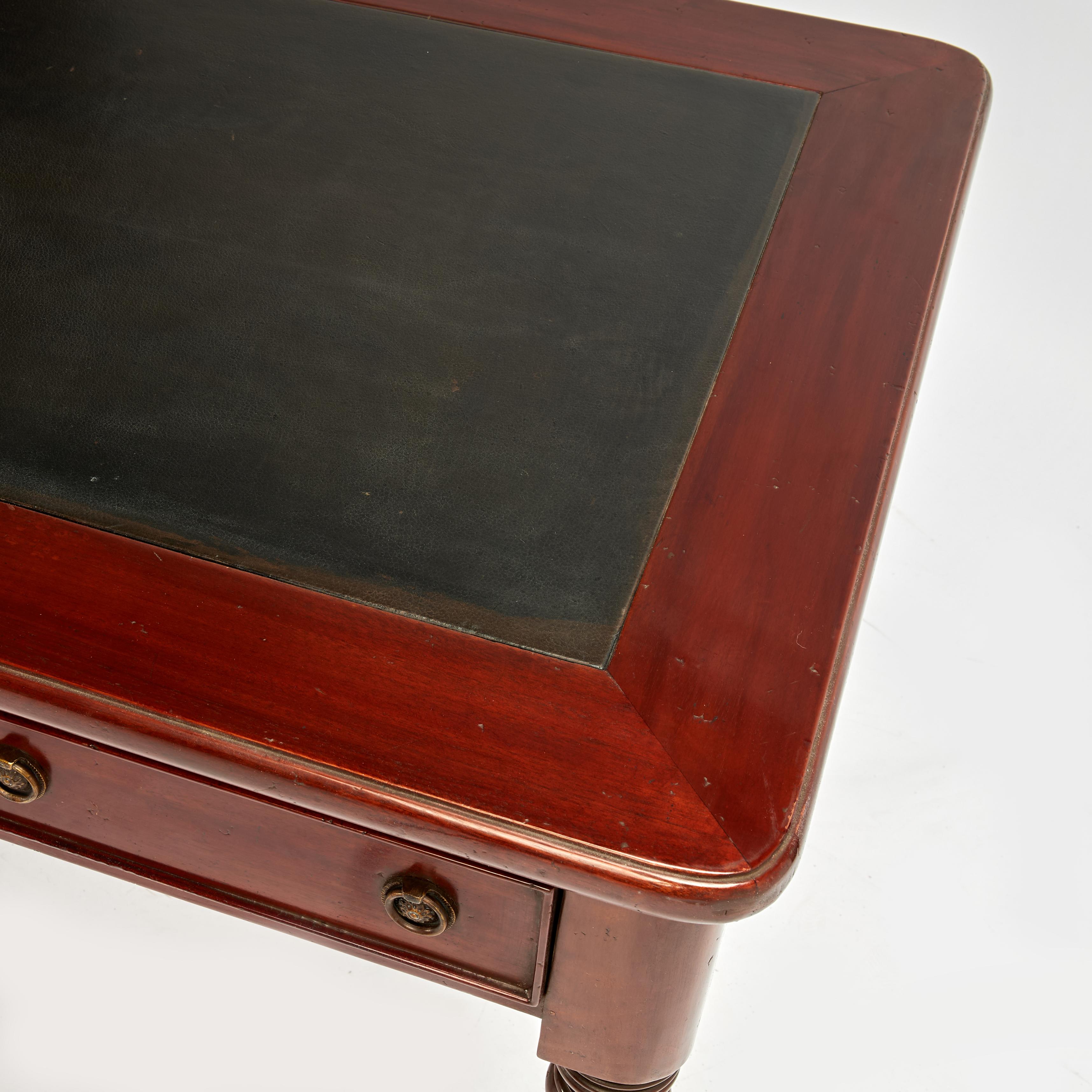 Laiton Bureau ou table de bibliothèque anglais ancien avec dessus en cuir en vente