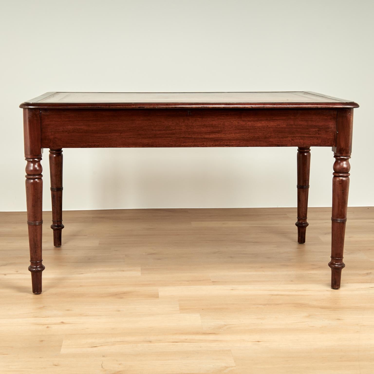 Antique English Leather Top Desk or Writing Table in vendita 6