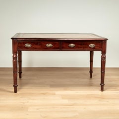 Bureau ou écritoire anglais ancien à dessus en cuir