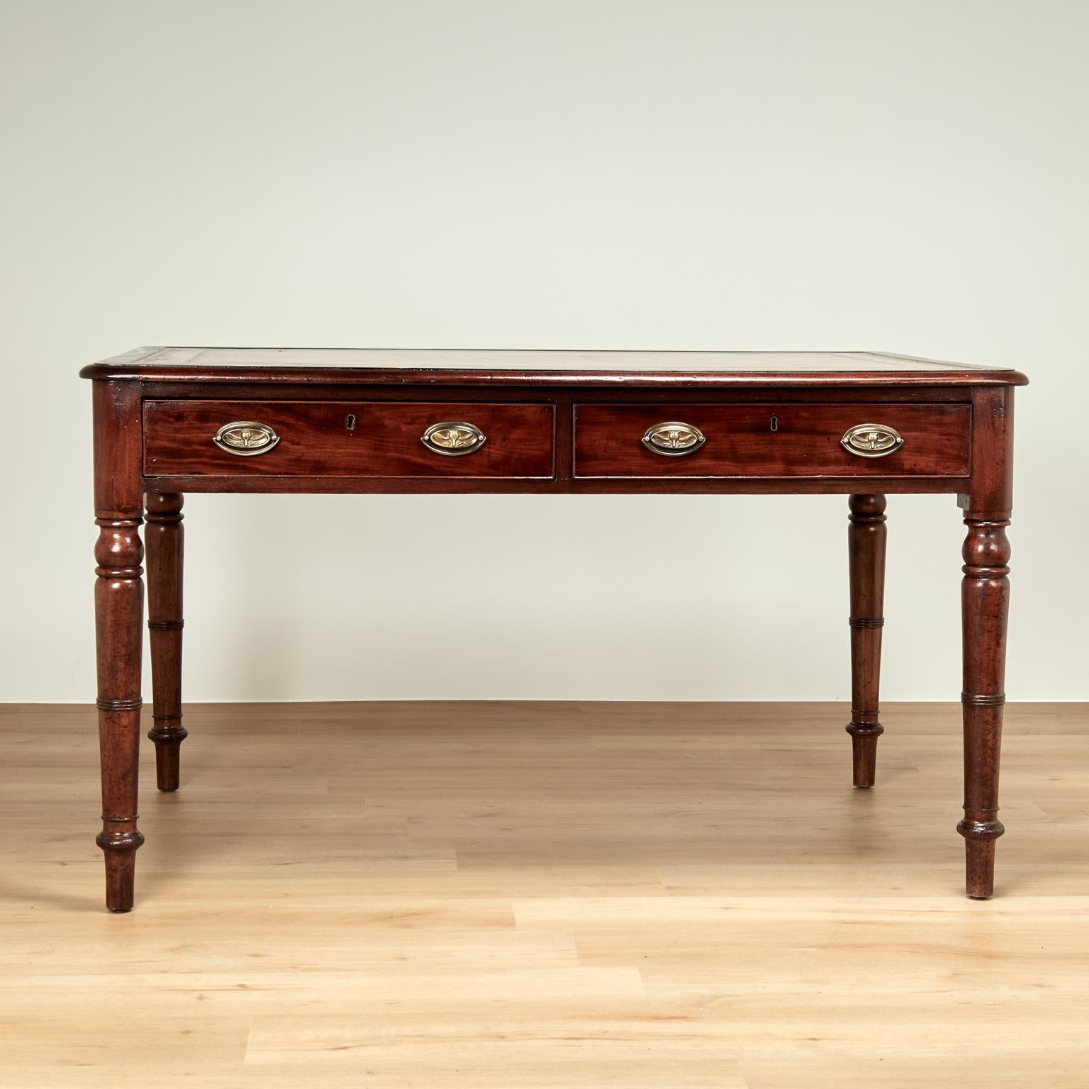 Coloniale britannico Antique English Leather Top Desk or Writing Table in vendita