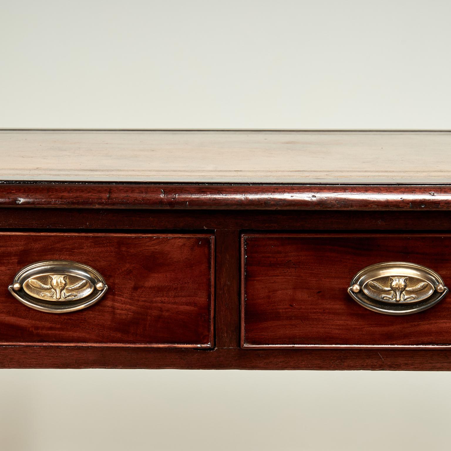 Fatto a mano Antique English Leather Top Desk or Writing Table in vendita