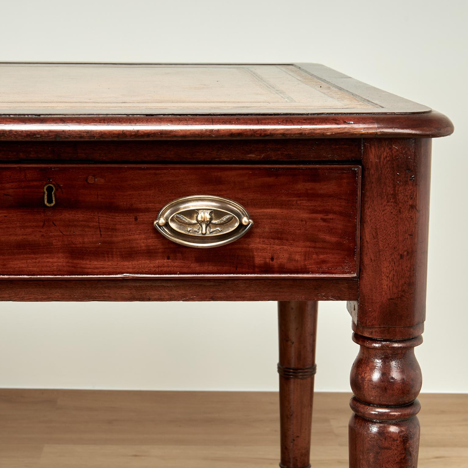 Antique English Leather Top Desk or Writing Table In condizioni buone in vendita a Palm Beach, FL