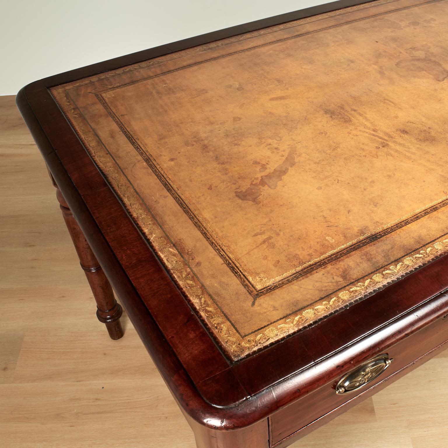 Antique English Leather Top Desk or Writing Table in vendita 1