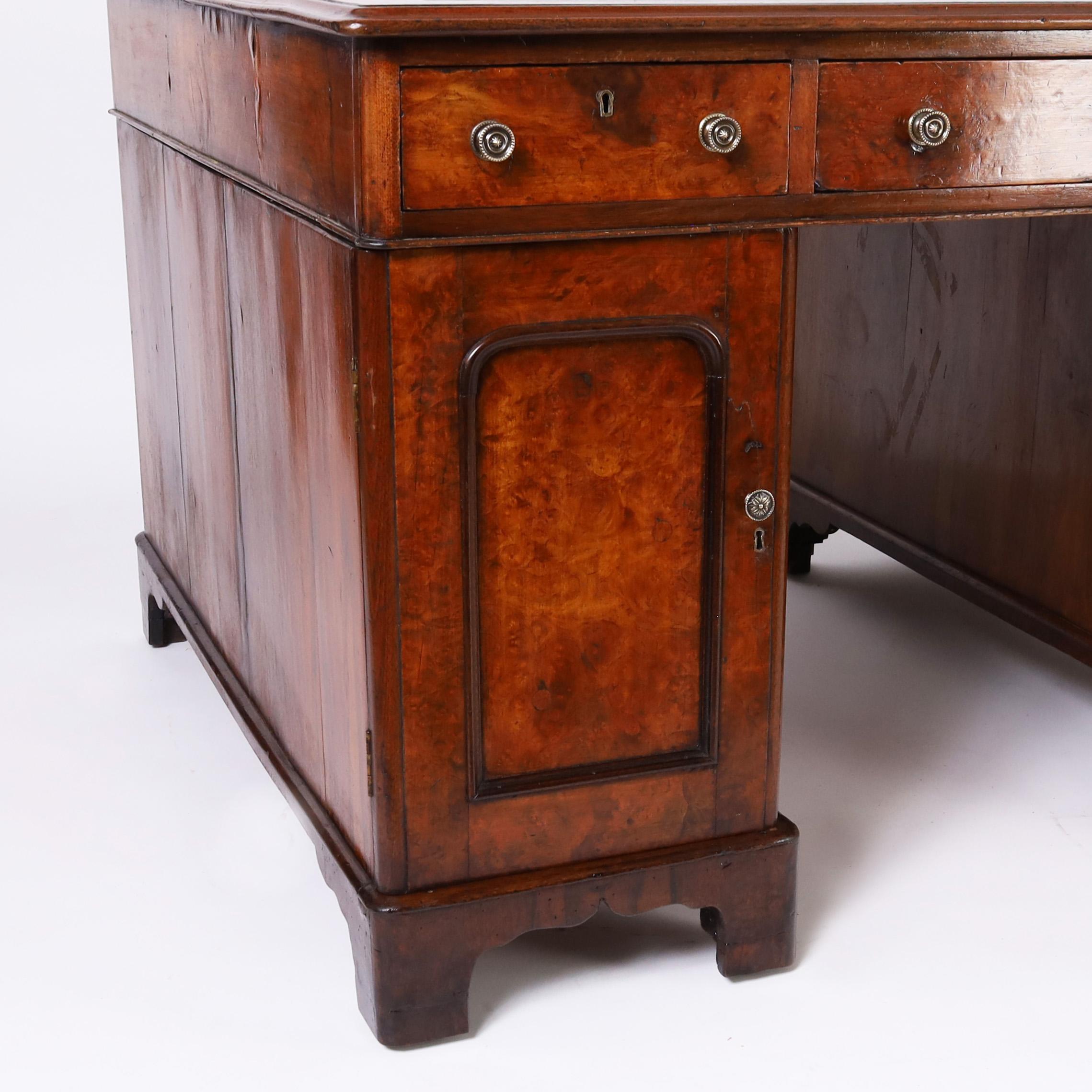 Antiker englischer Partner-Schreibtisch aus Leder (19. Jahrhundert) im Angebot