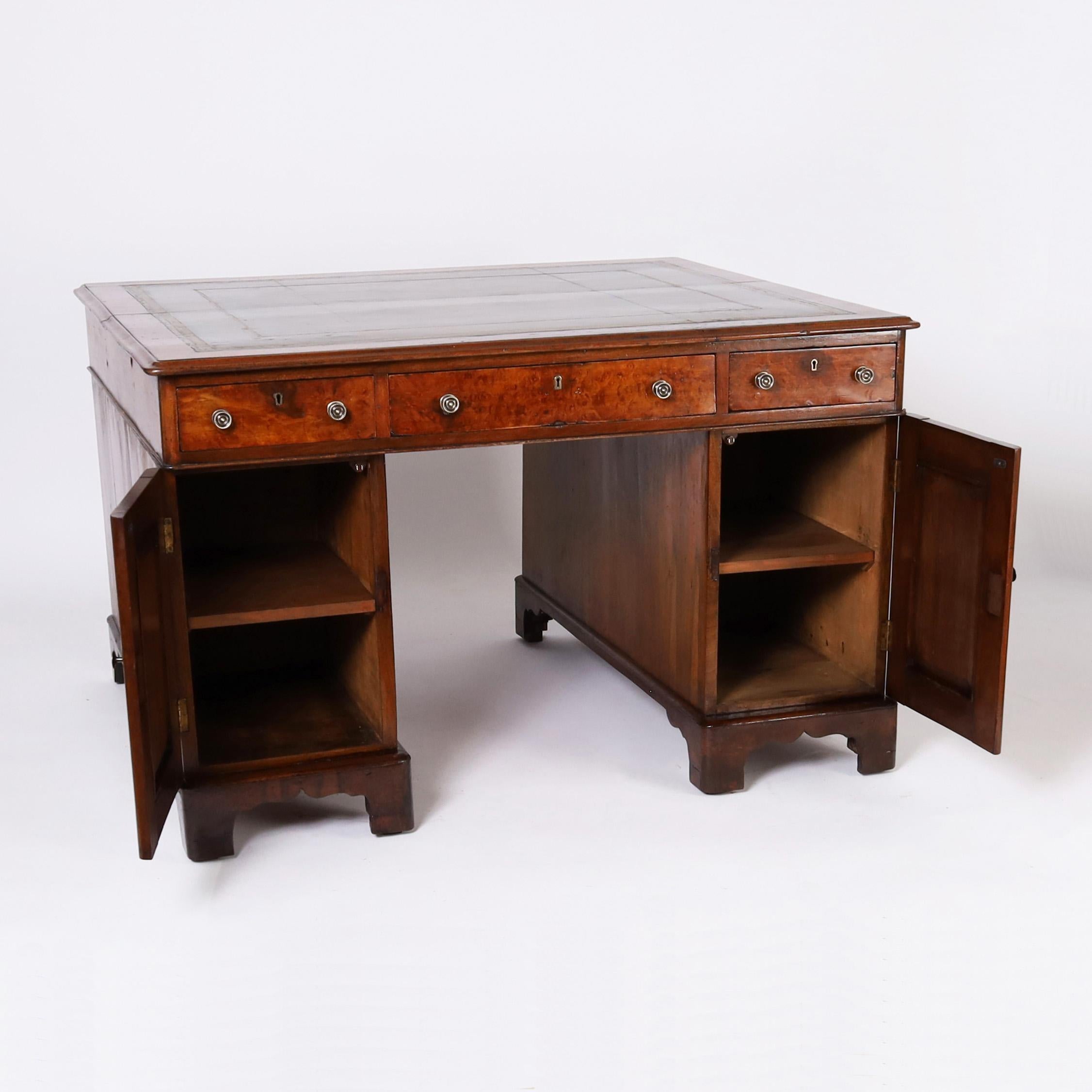 Antiker englischer Partner-Schreibtisch aus Leder im Angebot 1