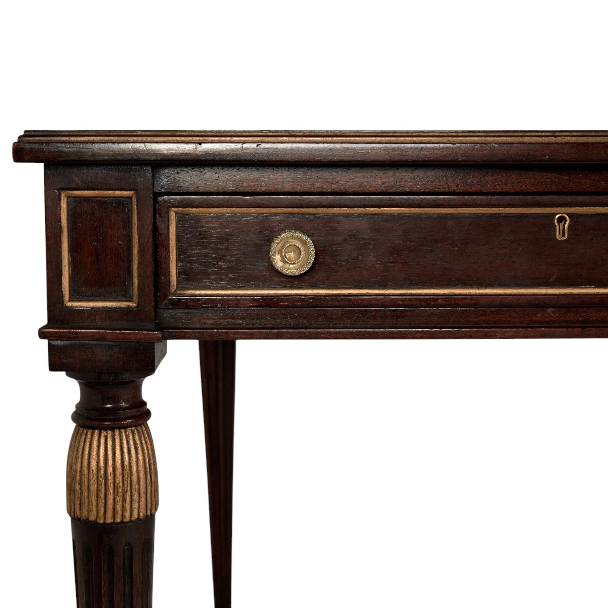 Anglais Ancien bureau ou table de bibliothèque anglais à dessus en cuir de style Regency en vente