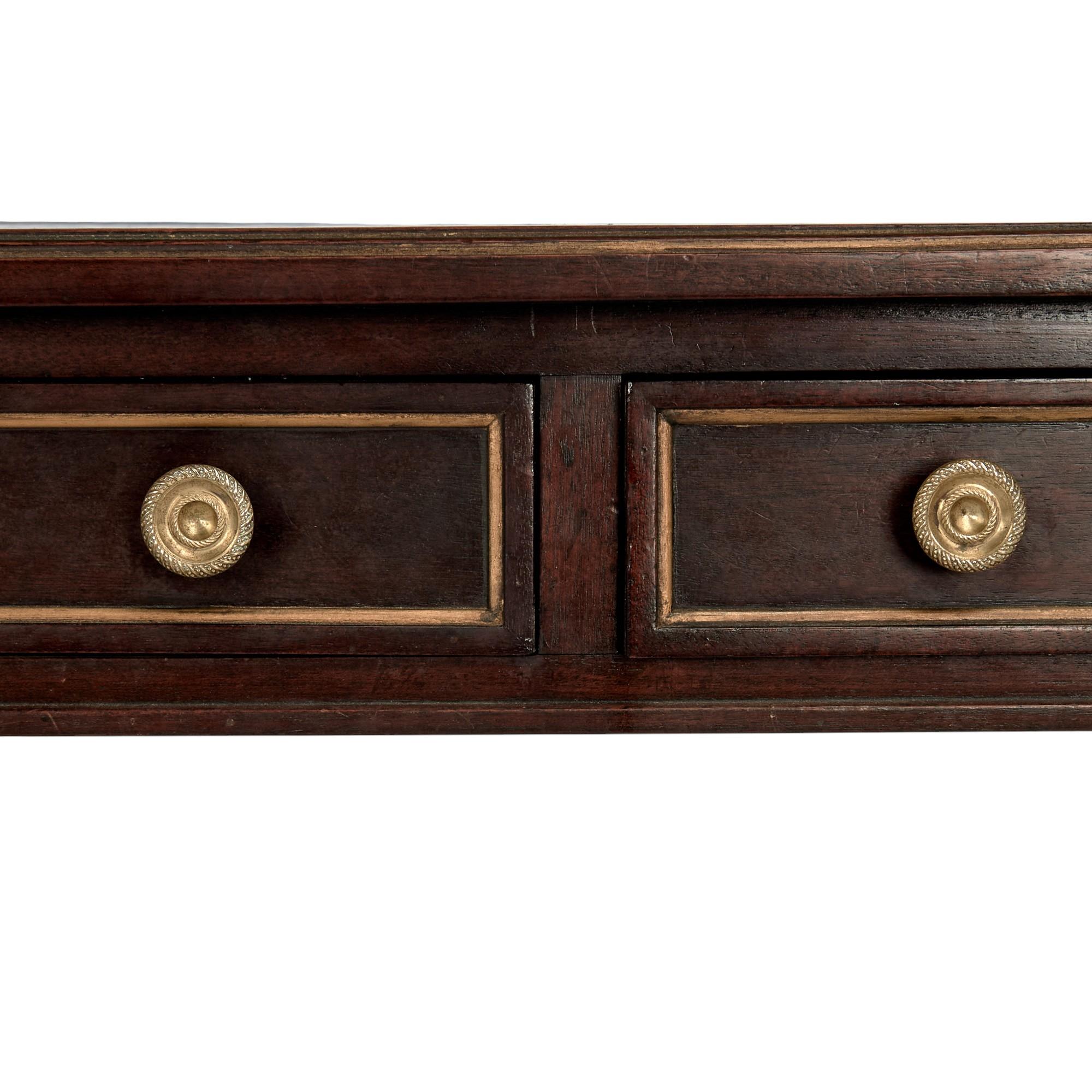 Ancien bureau ou table de bibliothèque anglais à dessus en cuir de style Regency Bon état - En vente à Palm Beach, FL