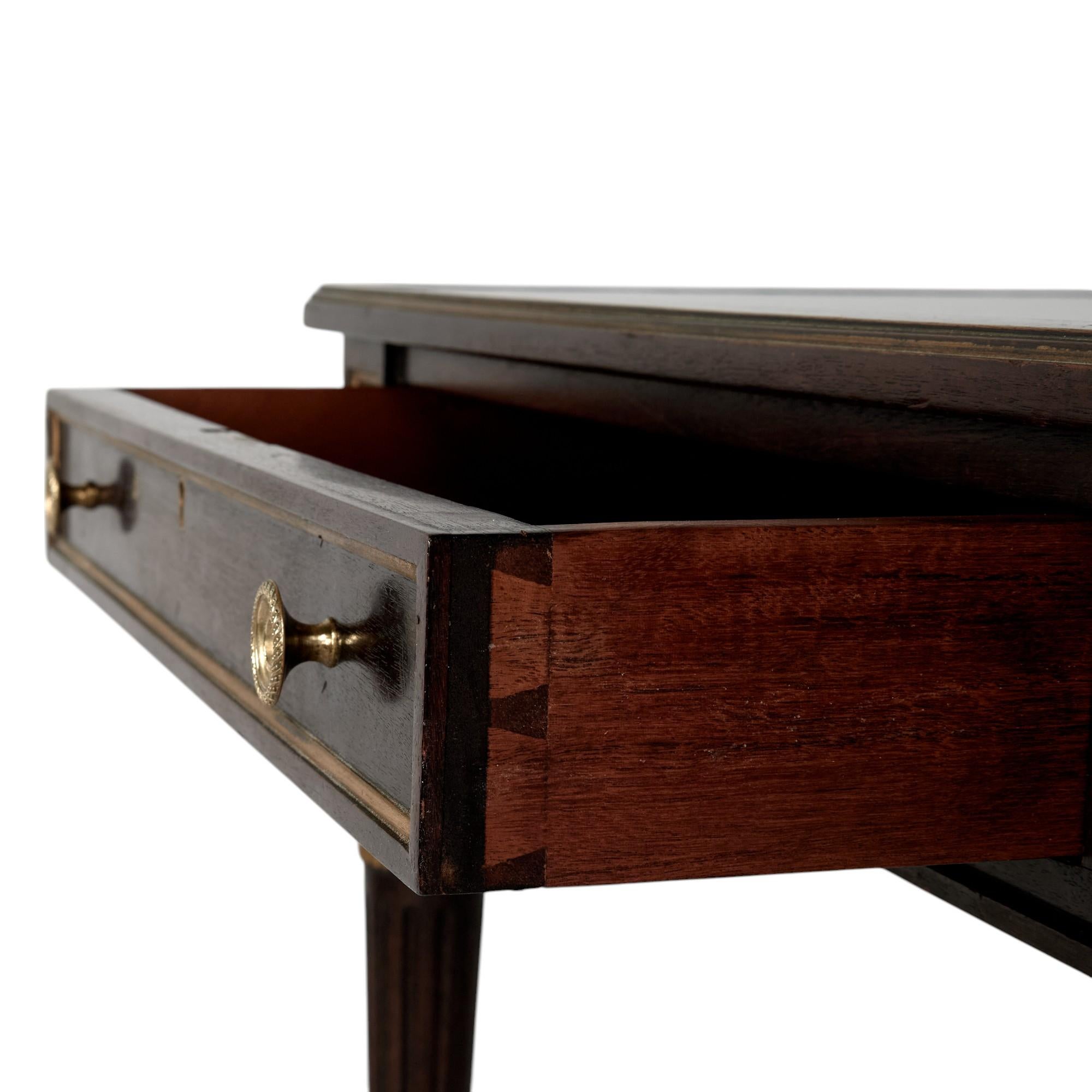 20ième siècle Ancien bureau ou table de bibliothèque anglais à dessus en cuir de style Regency en vente