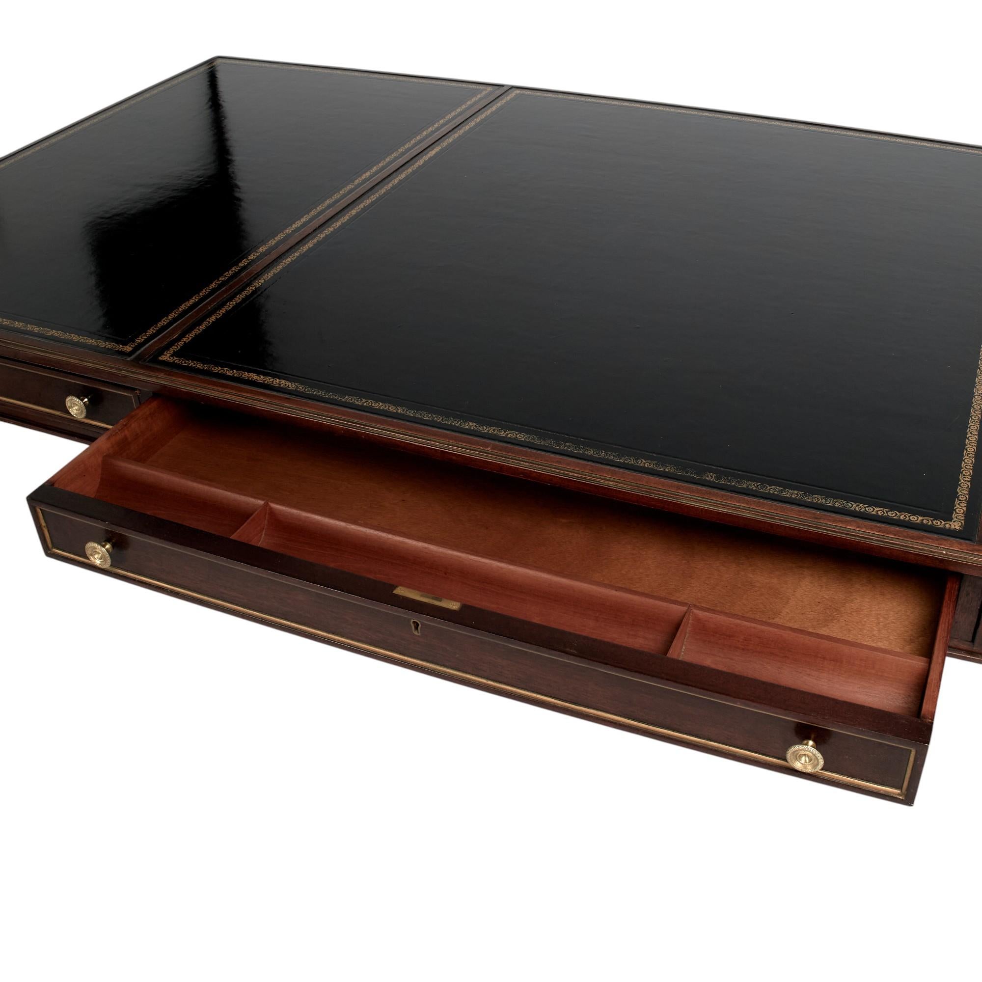 Cuir Ancien bureau ou table de bibliothèque anglais à dessus en cuir de style Regency en vente