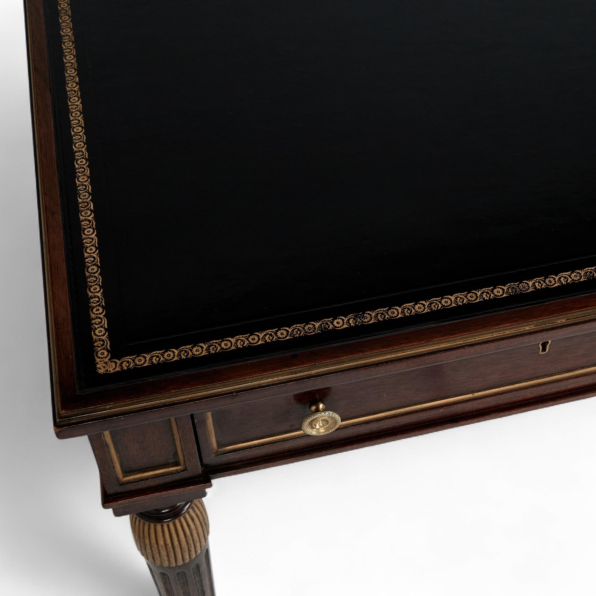 Ancien bureau ou table de bibliothèque anglais à dessus en cuir de style Regency en vente 1