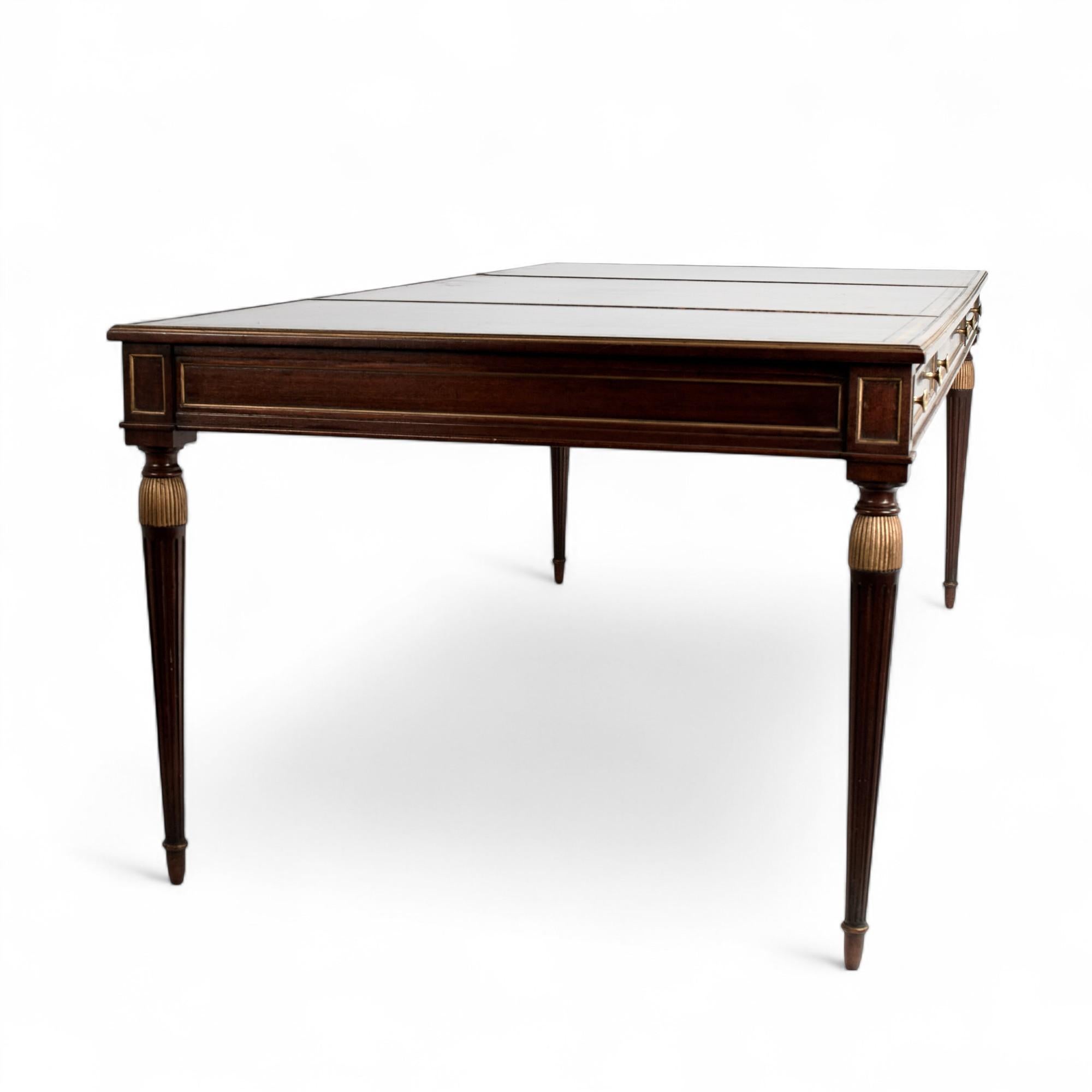 Ancien bureau ou table de bibliothèque anglais à dessus en cuir de style Regency en vente 3