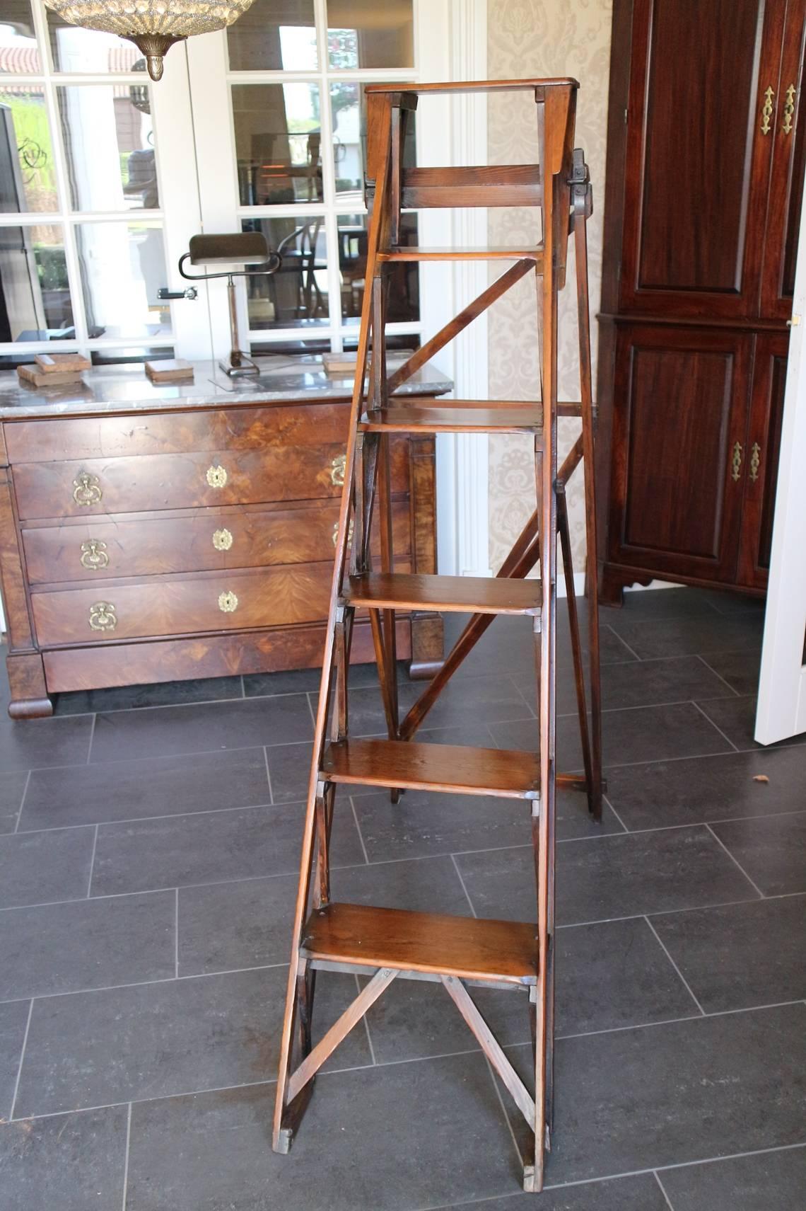 Antique English library staircase
Large folding stairs in good and usable condition.
Origin: England
Period: circa 1900
Size: H 156cm, D (folded out) 110cm, W 40cm.
 