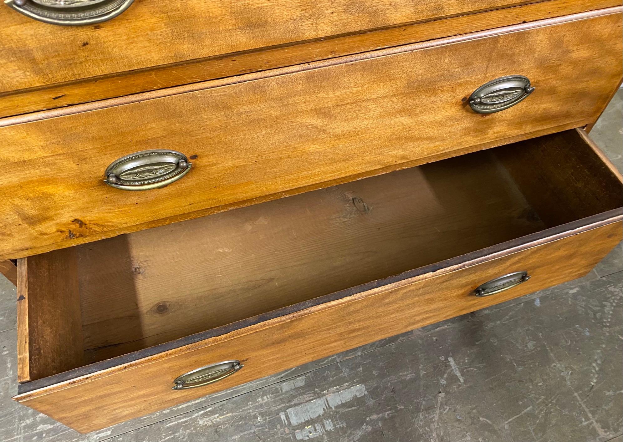 Fait main Ancienne commode anglaise à plateau relevable en vente