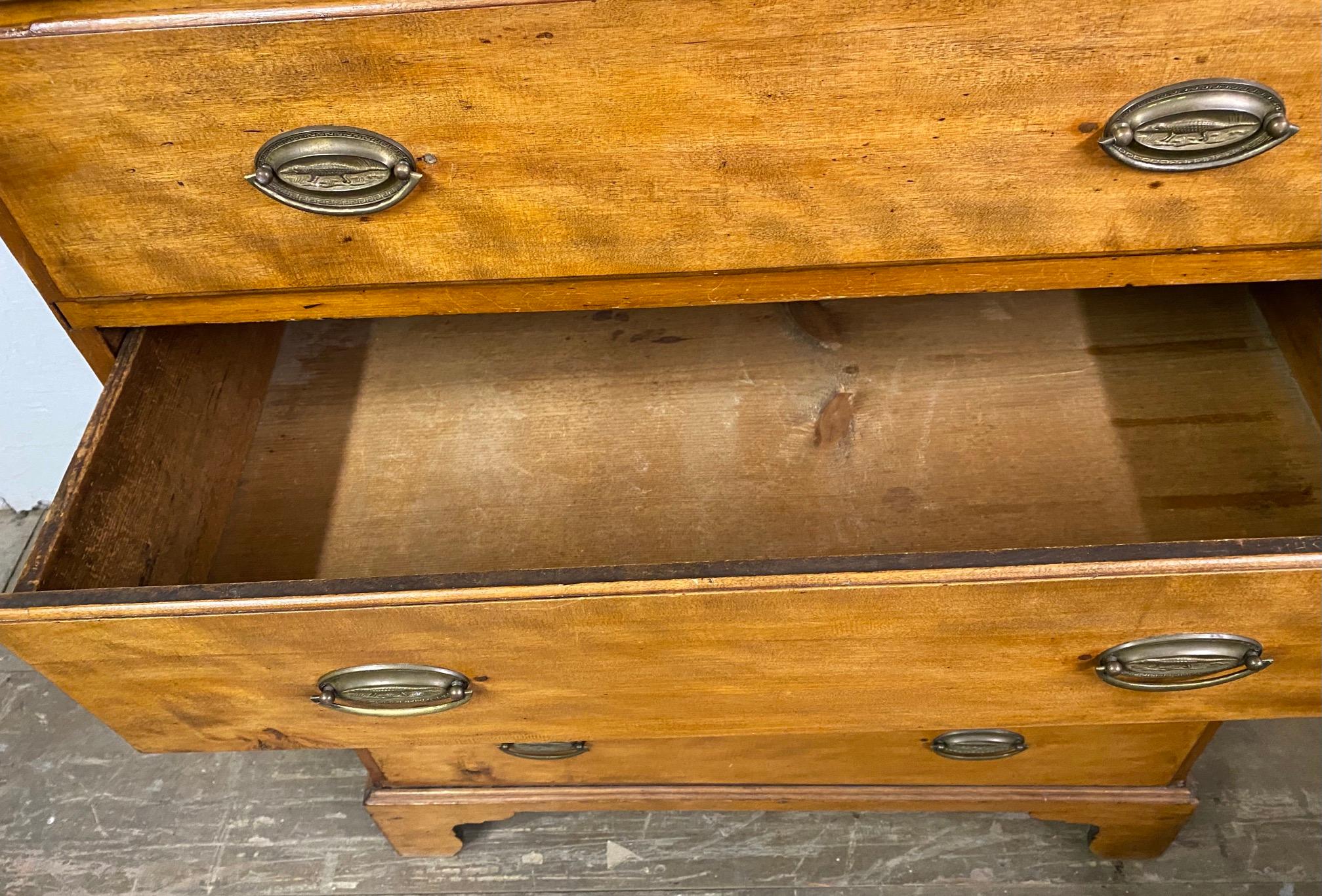 Ancienne commode anglaise à plateau relevable État moyen - En vente à Sheffield, MA
