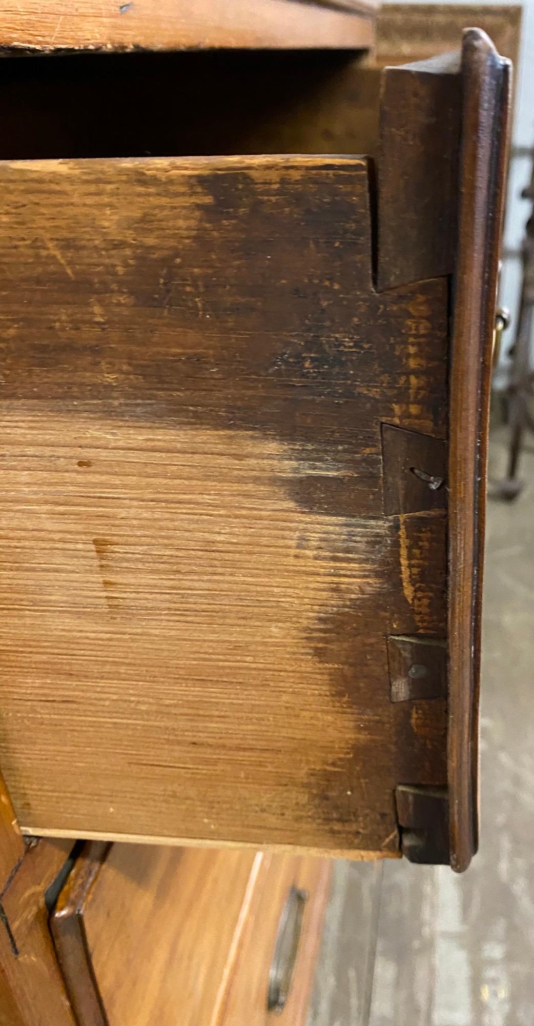 XIXe siècle Ancienne commode anglaise à plateau relevable en vente