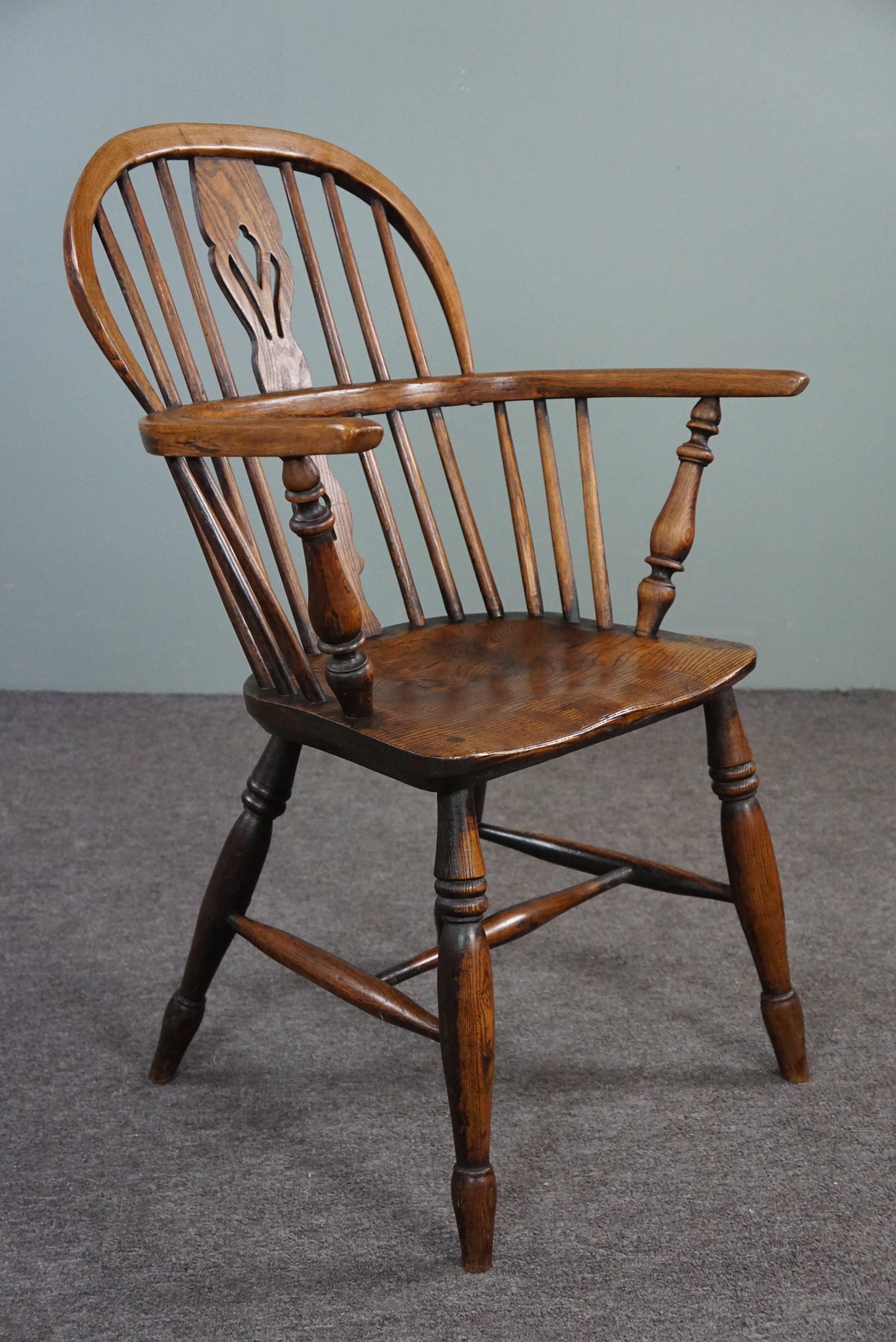 Offered is this beautiful antique armchair made of solid wood with a stunning patina.

This very beautiful antique English Windsor chair with a low backrest from the early 18th century has a barred backrest and a beautifully shaped thick solid