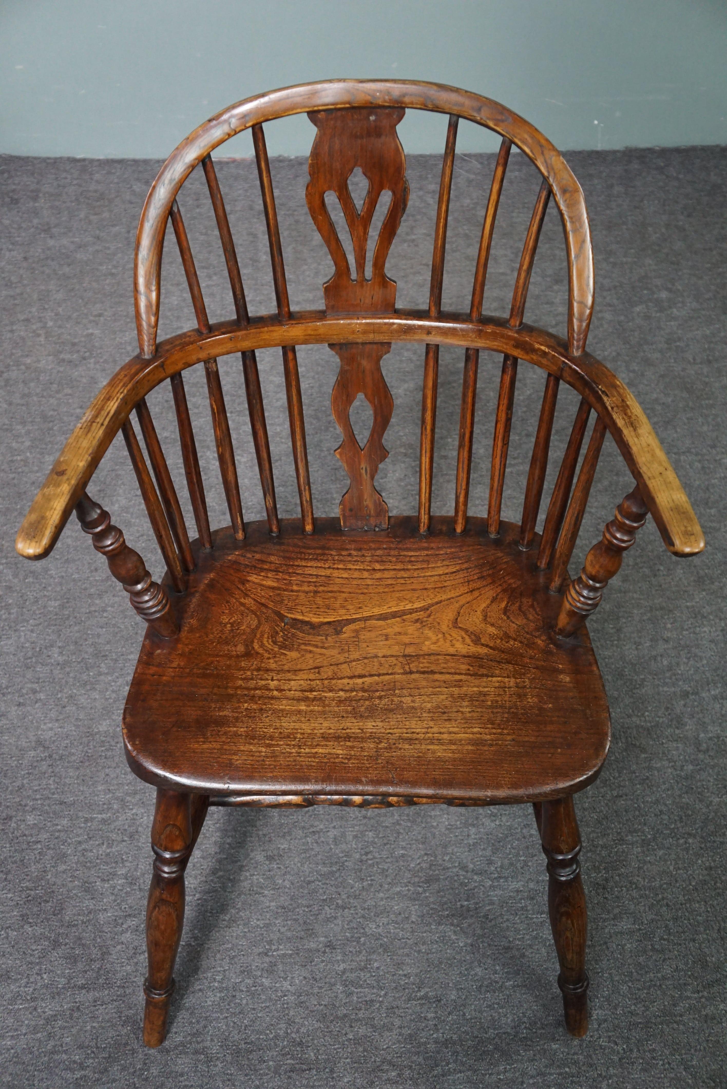 Bois Ancienne chaise Windsor à dossier bas, 18e siècle en vente
