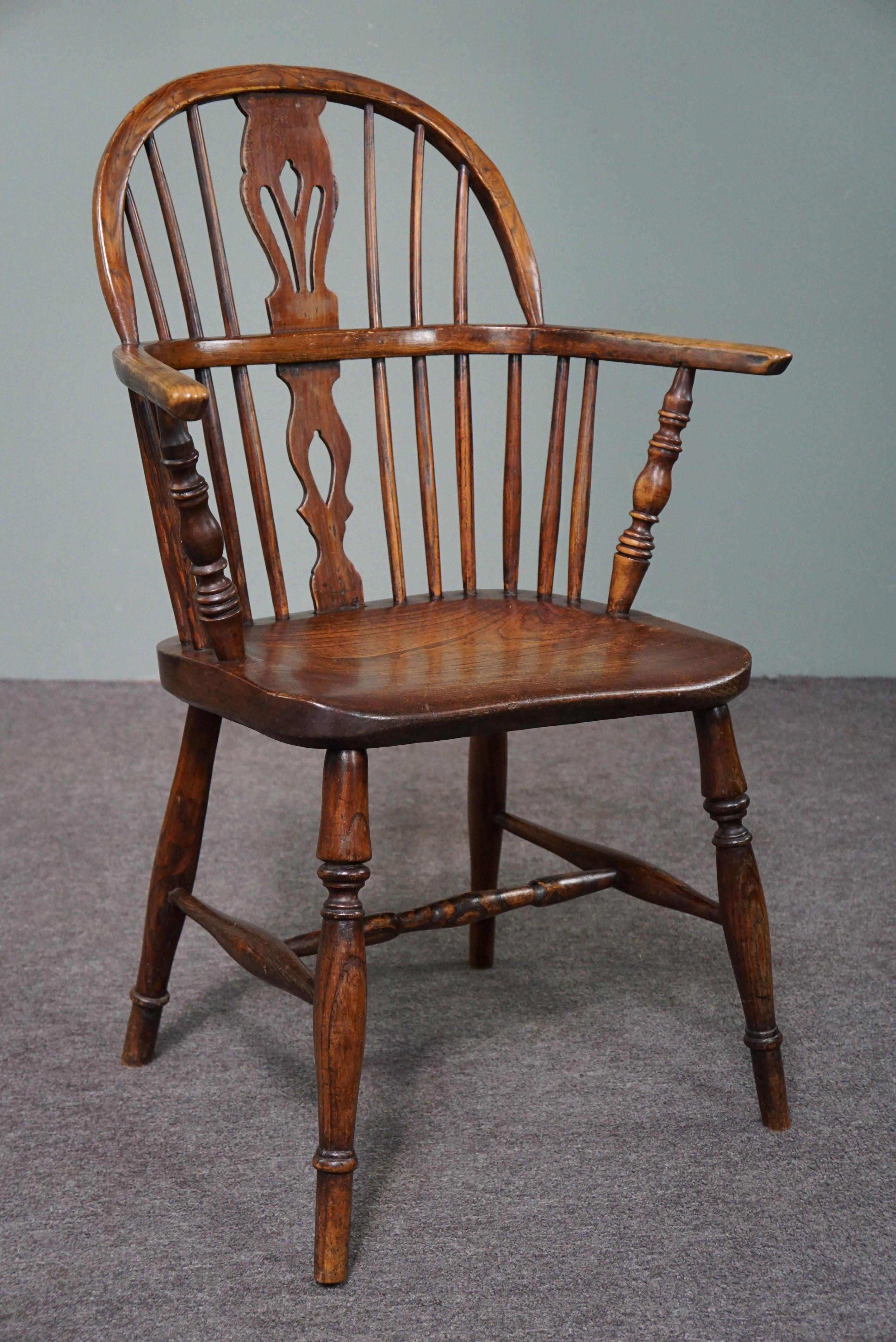 Nous vous proposons ce beau fauteuil ancien en bois massif avec un très bel aspect caractéristique.

Ce magnifique fauteuil Windsor anglais ancien avec accoudoirs est doté d'une assise en bois massif épaisse et bien formée. La chaise a de charmants