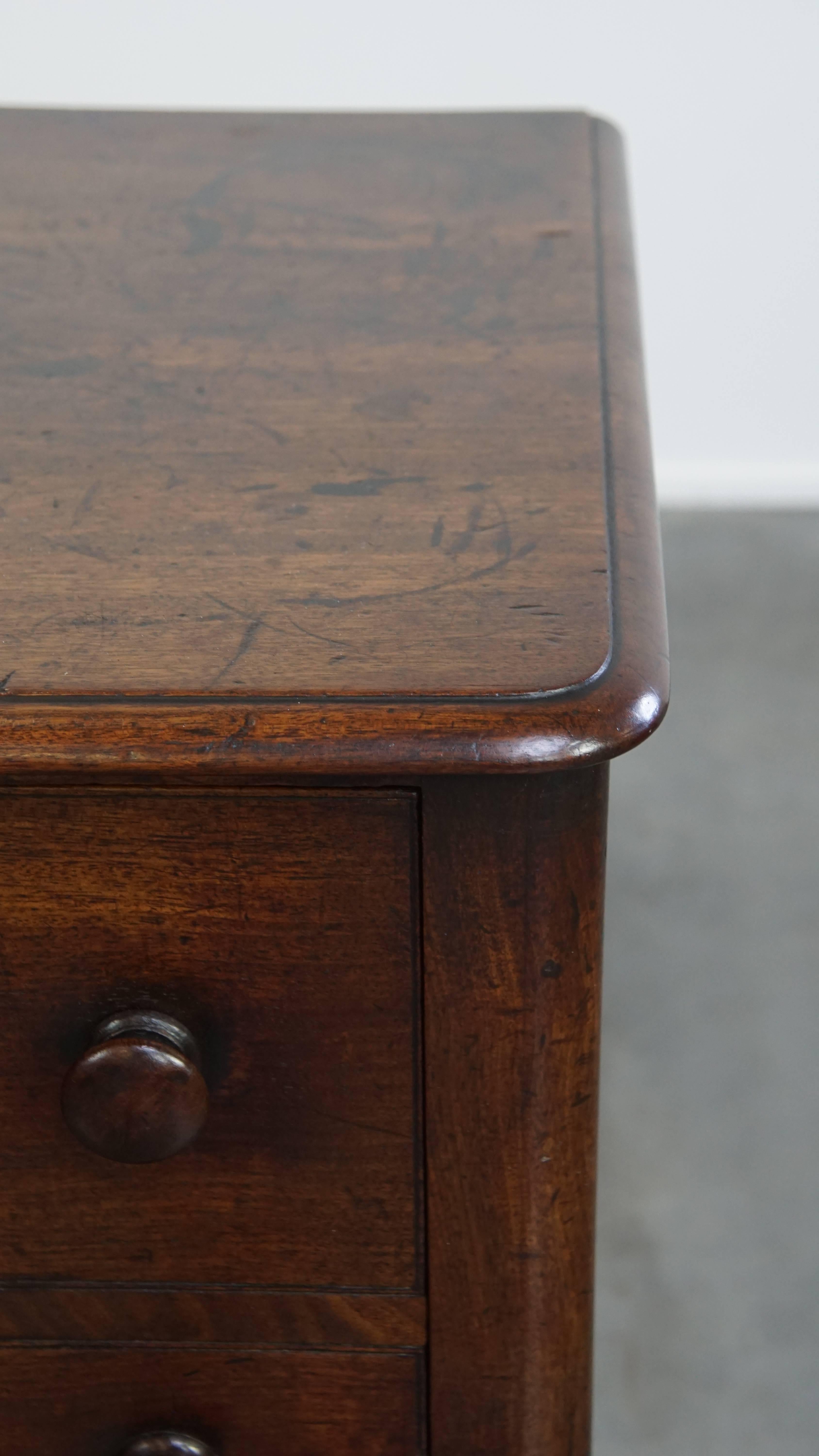 Ancienne table basse / table d'appoint anglaise du début du 19ème siècle en vente 3