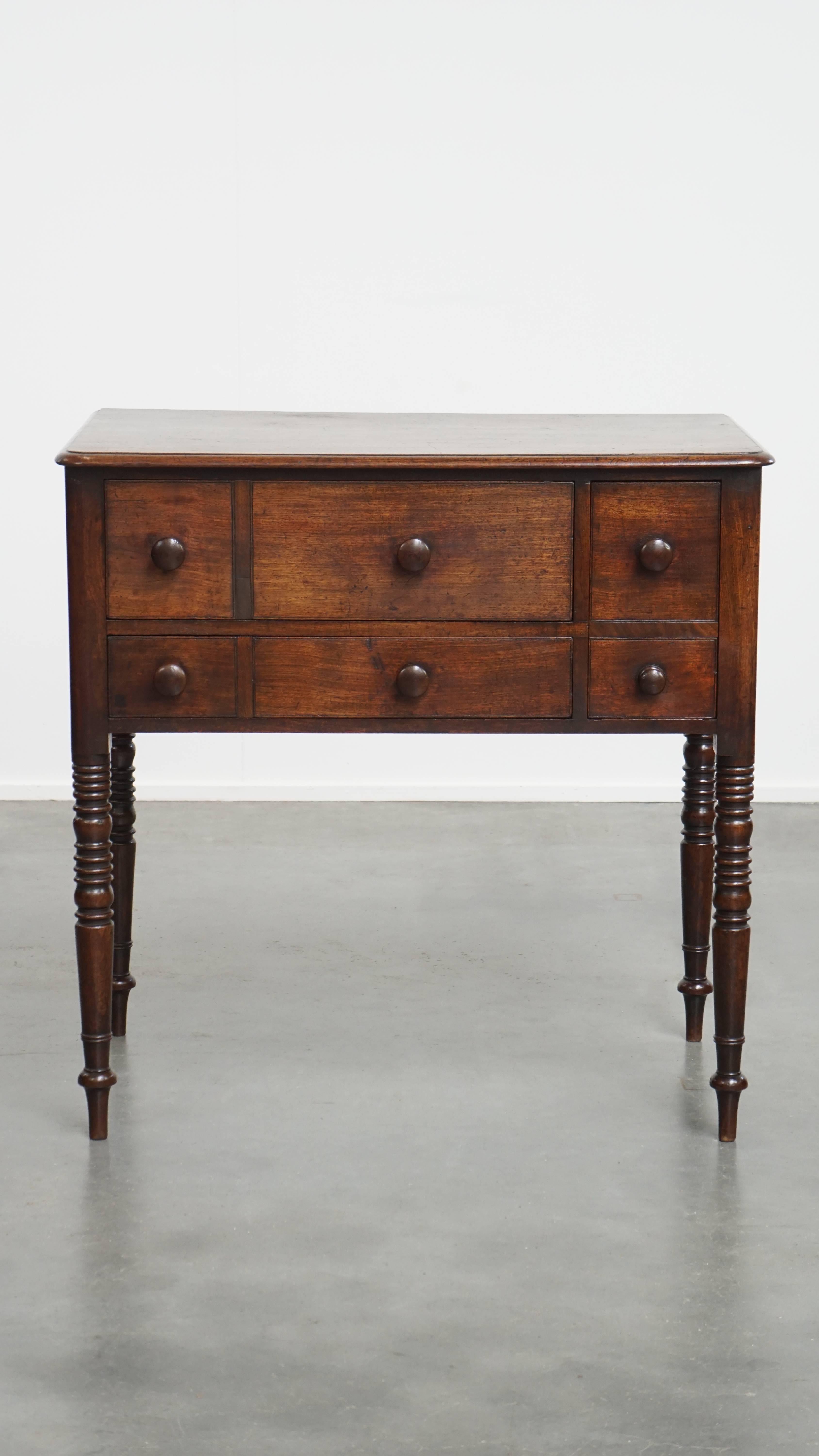 Nous vous proposons cette magnifique table basse anglaise du début du 19e siècle. Ce superbe lowboy antique, à l'apparence intemporelle, s'intègre parfaitement dans presque tous les intérieurs.

Son âge lui a donné une merveilleuse patine, ajoutant
