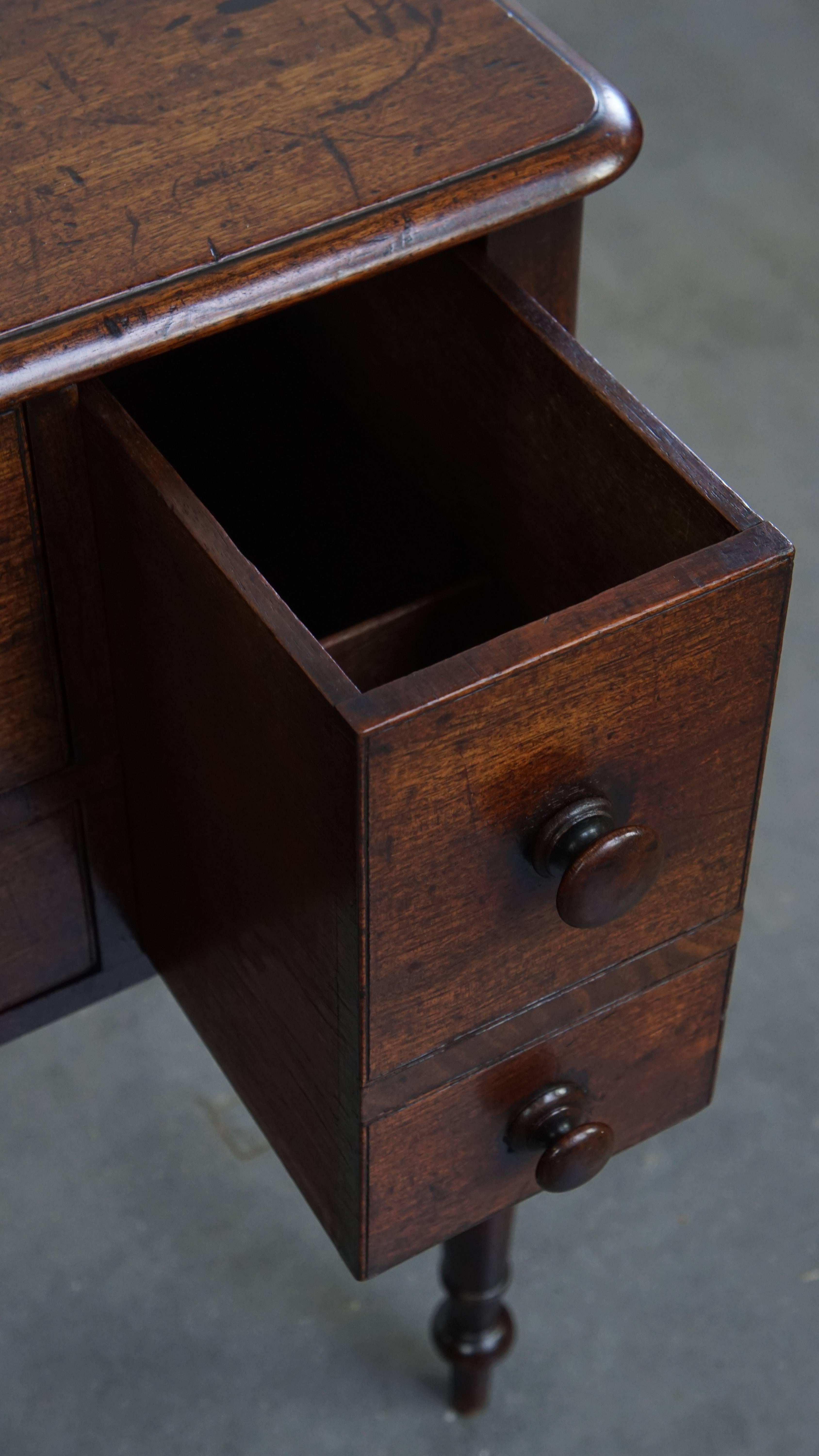 Ancienne table basse / table d'appoint anglaise du début du 19ème siècle en vente 2