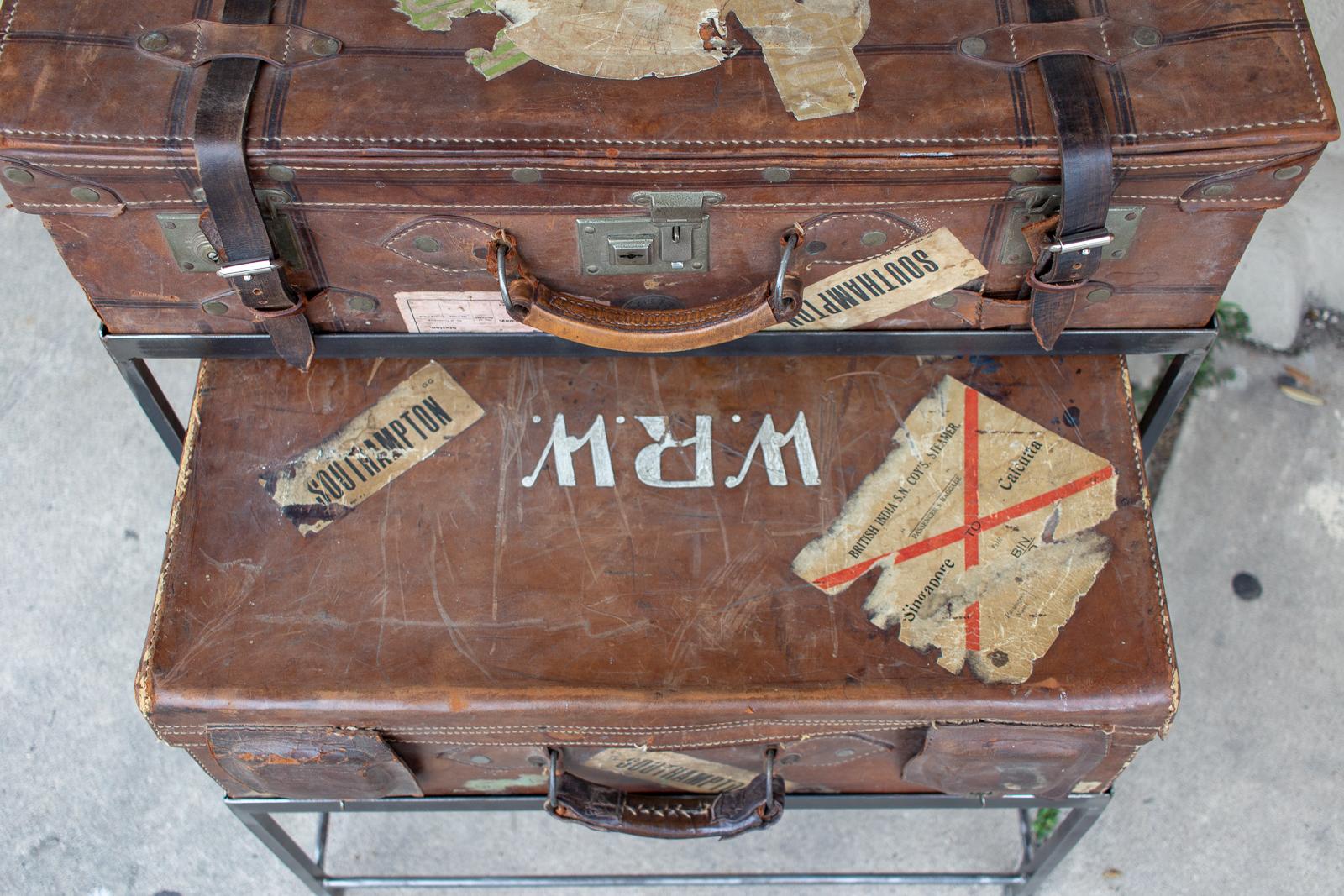 Antique English Luggage Nesting Table Pairing (Leder) im Angebot