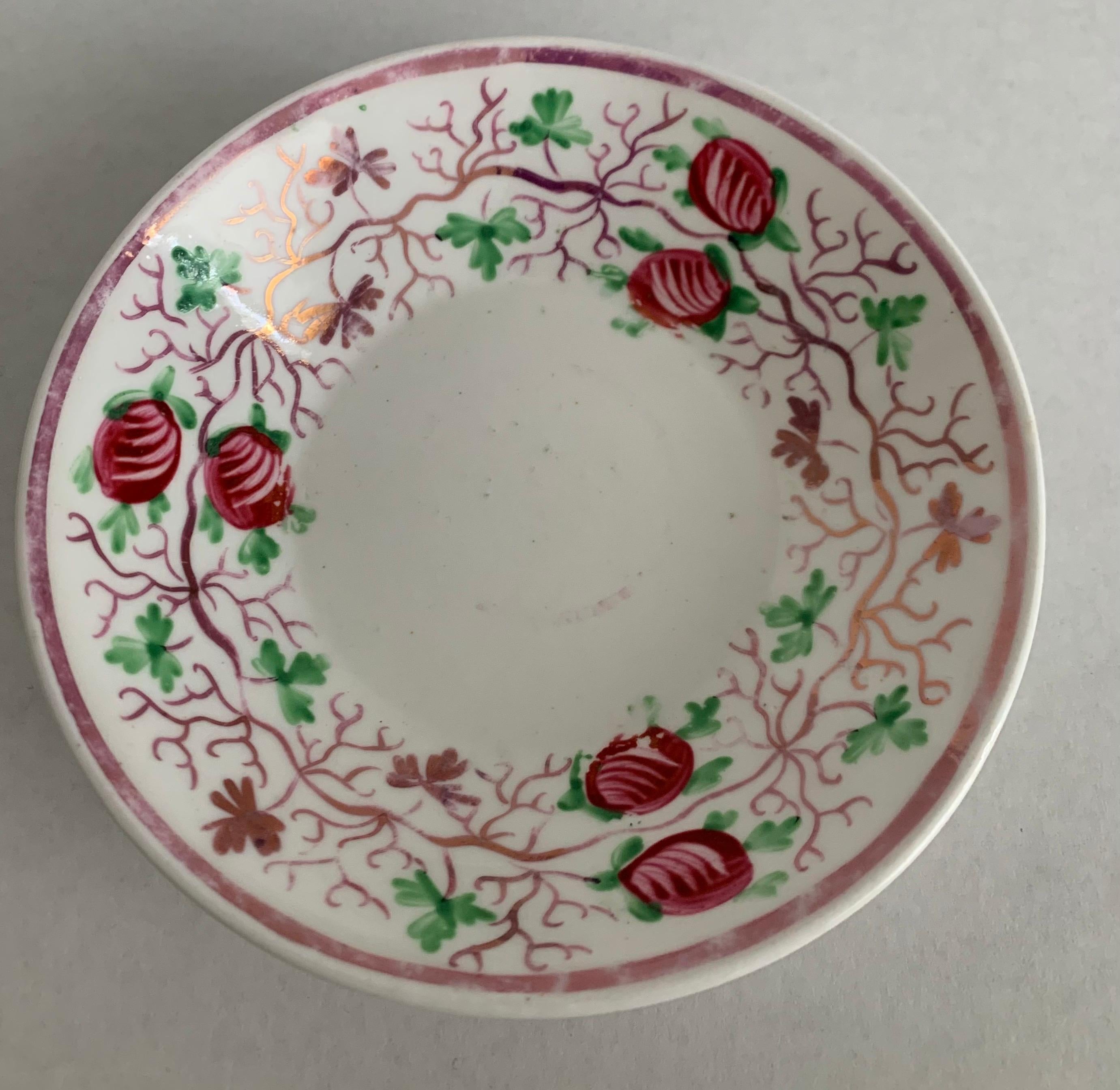 XIX secolo Antico piattino inglese con bacche di lustreware o piatto da briscola in vendita