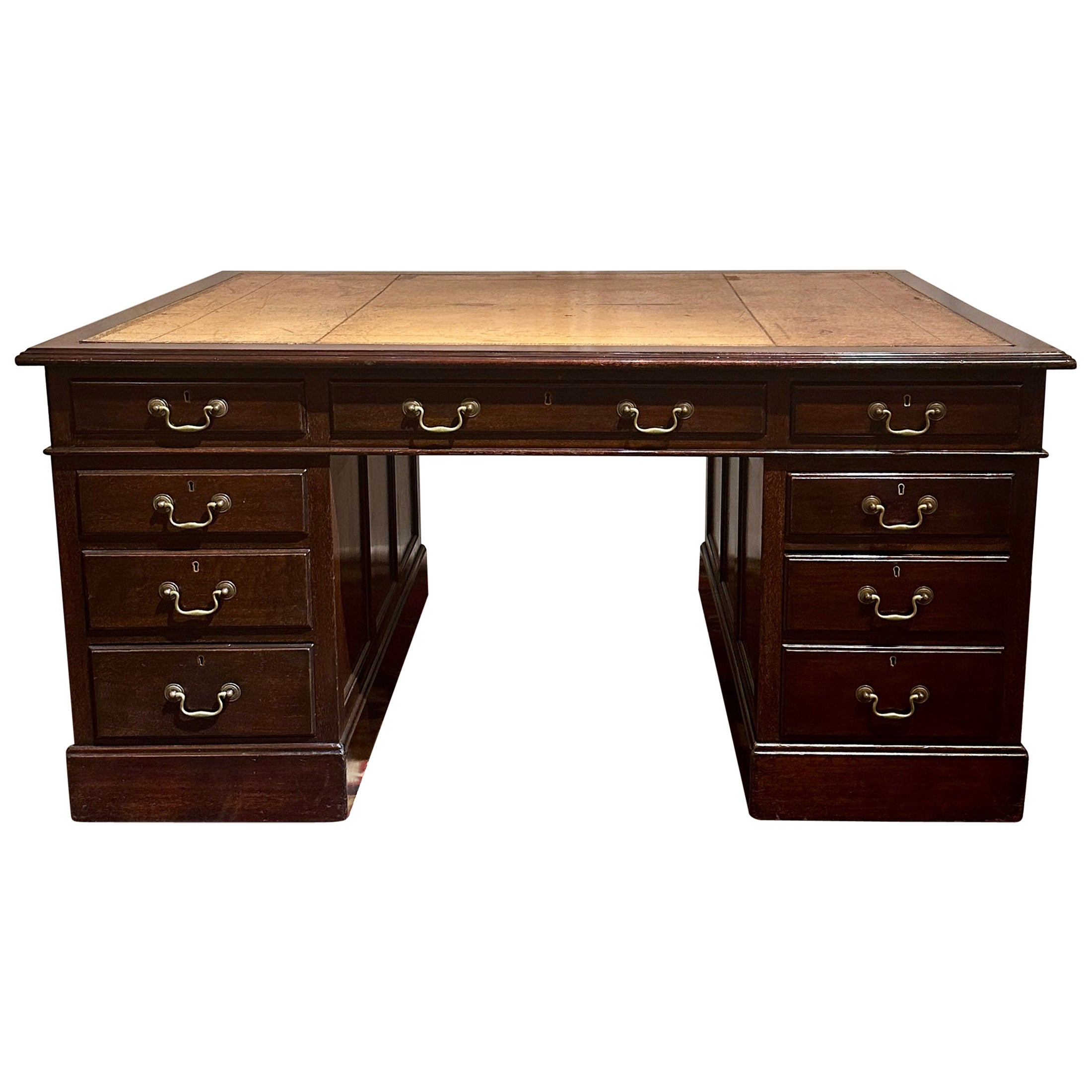 Ancien bureau d'associé anglais en acajou et laiton, Circa 1900. en vente