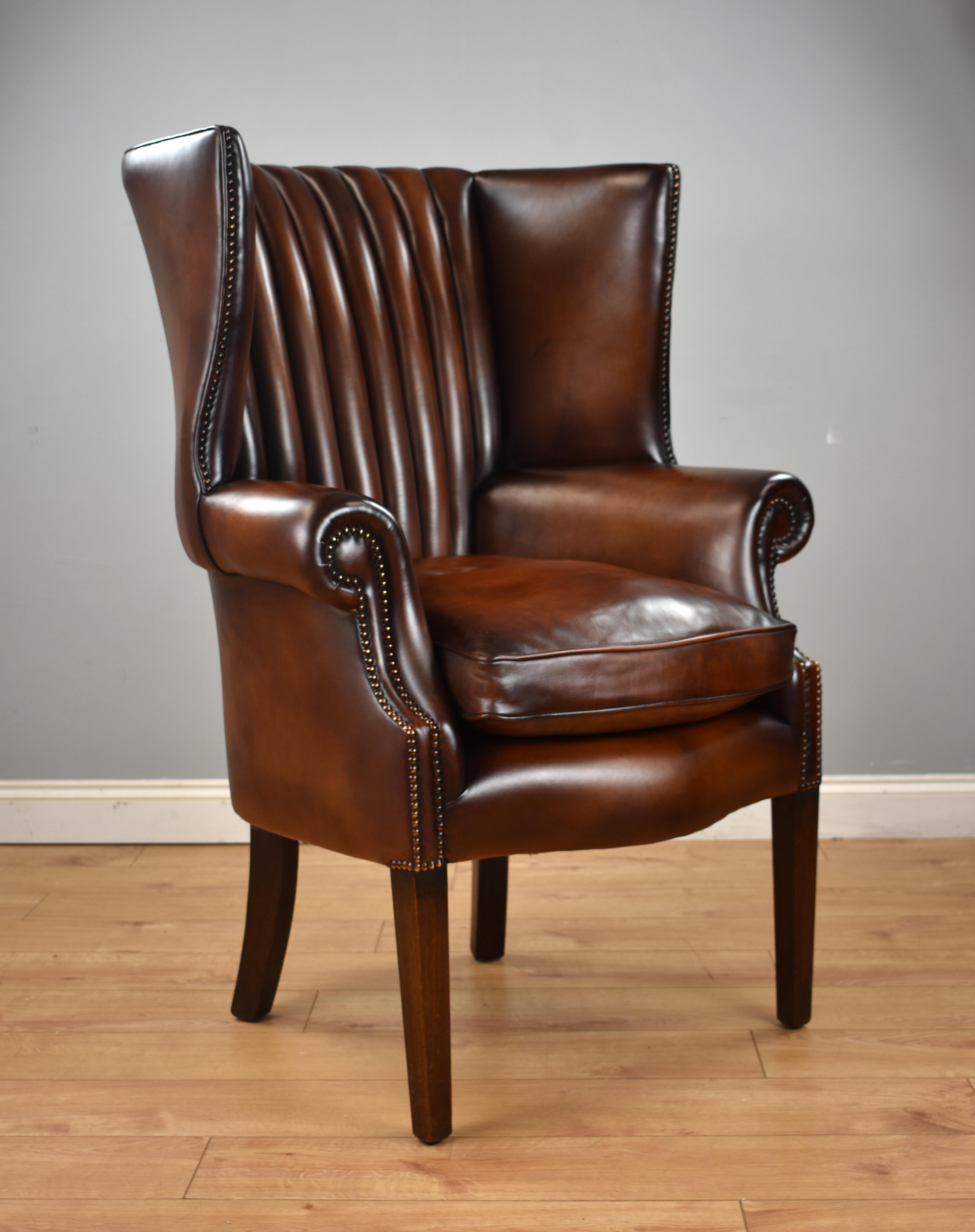 For sale is a fine quality antique mahogany and leather barrel back armchair. Upholstered in quality natural hide and colored by hand, standing on square tapering legs. This chair is in excellent condition.

Measures: Width 34.5