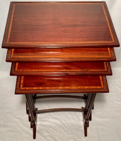 Antico nido di tavoli inglesi intarsiati in mogano e legno satinato, 1880 circa