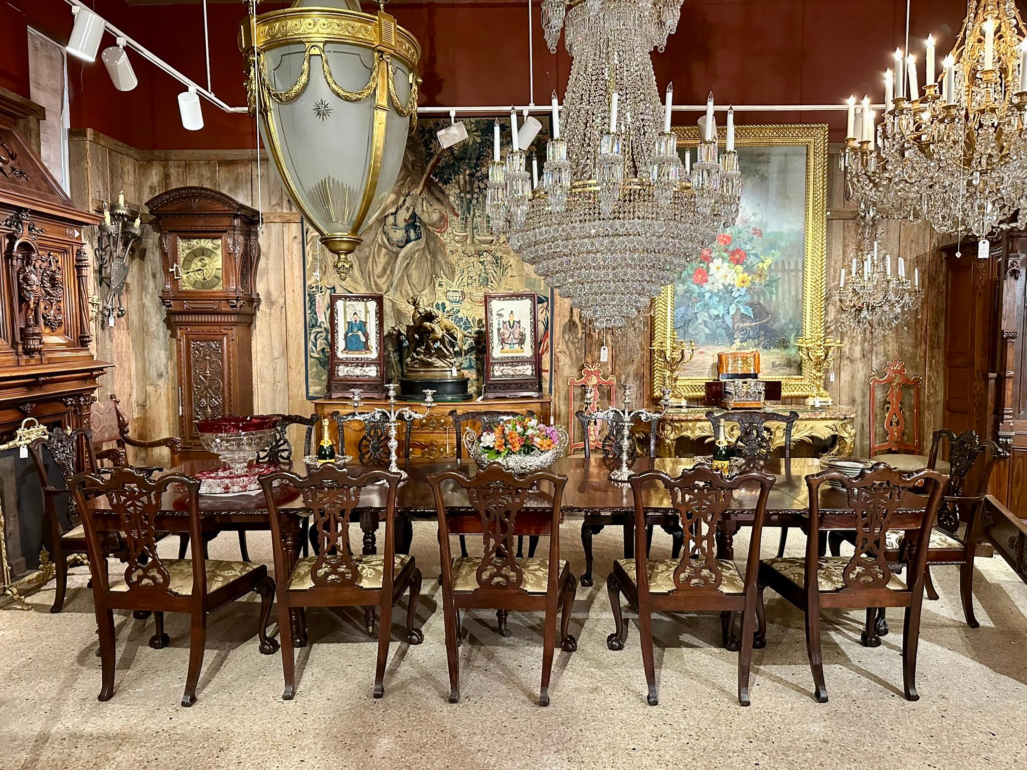 Ancienne table de banquet anglaise en acajou avec bordure sculptée Circa 1840-1860 en vente 4