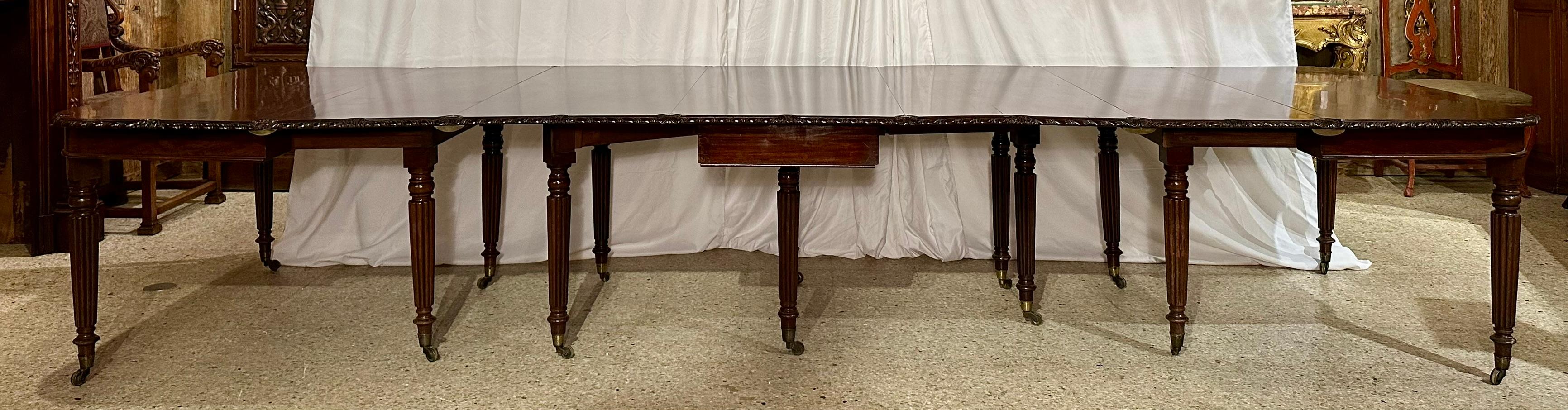 Ancienne table de banquet anglaise en acajou avec un magnifique décor sculpté, Circa 1840-1860.
Cette magnifique pièce a été achetée à un particulier en Angleterre.
La table mesure 157 1/2 pouces de long (environ 13 pieds) lorsqu'elle est
