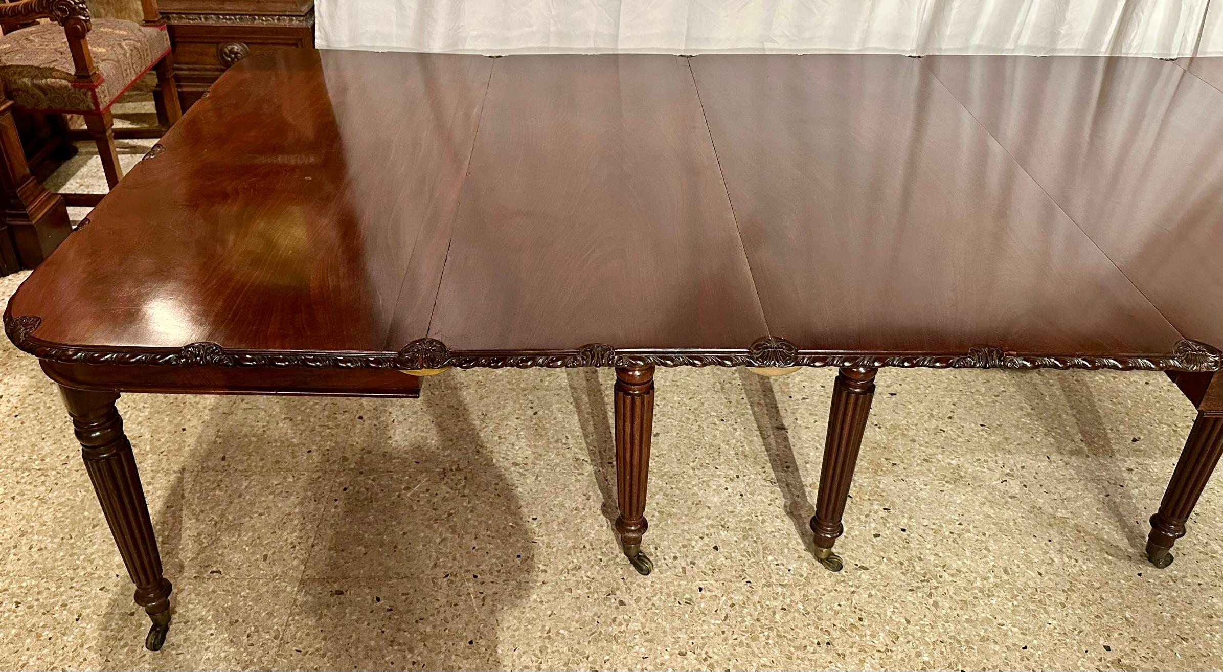 Anglais Ancienne table de banquet anglaise en acajou avec bordure sculptée Circa 1840-1860 en vente