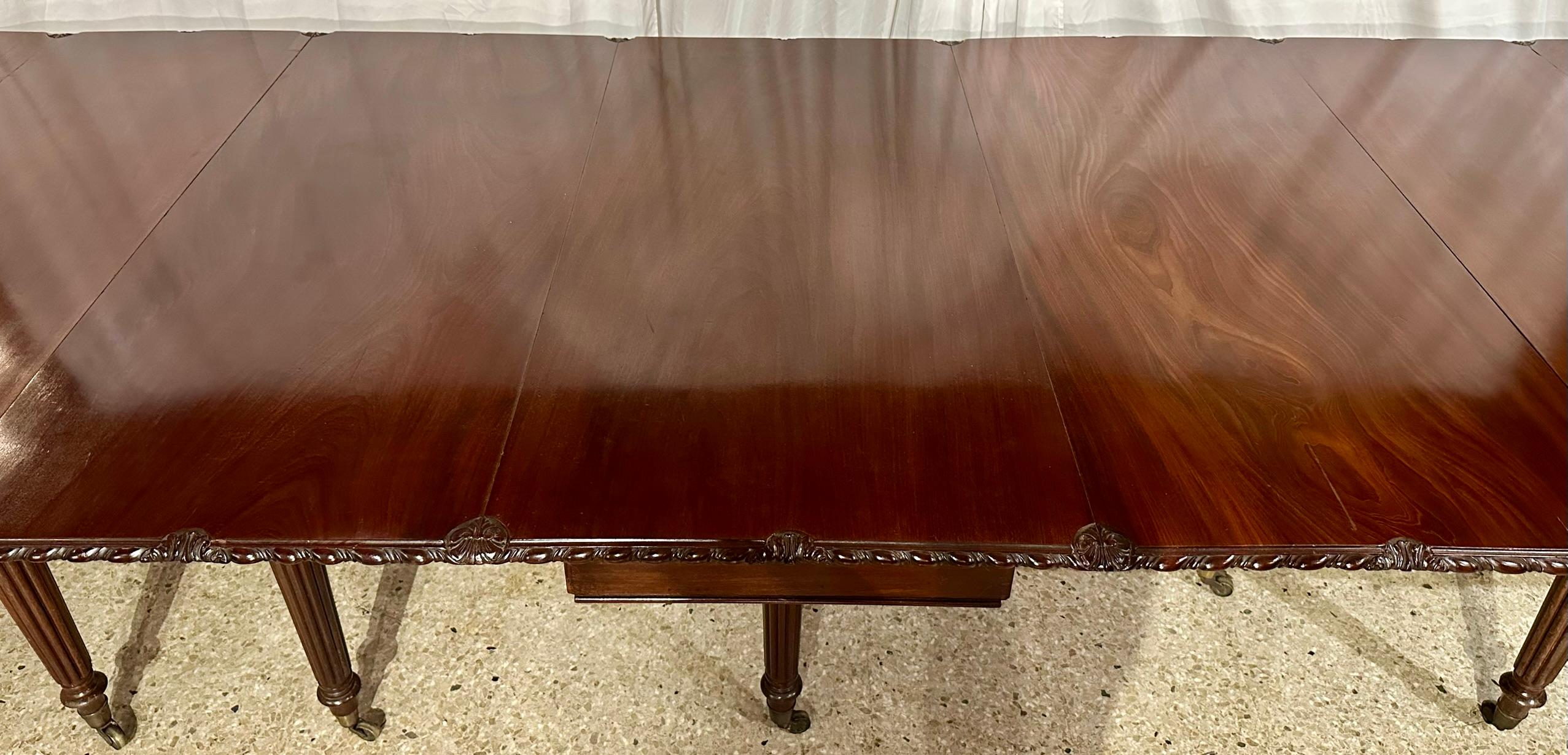 Ancienne table de banquet anglaise en acajou avec bordure sculptée Circa 1840-1860 Bon état - En vente à New Orleans, LA