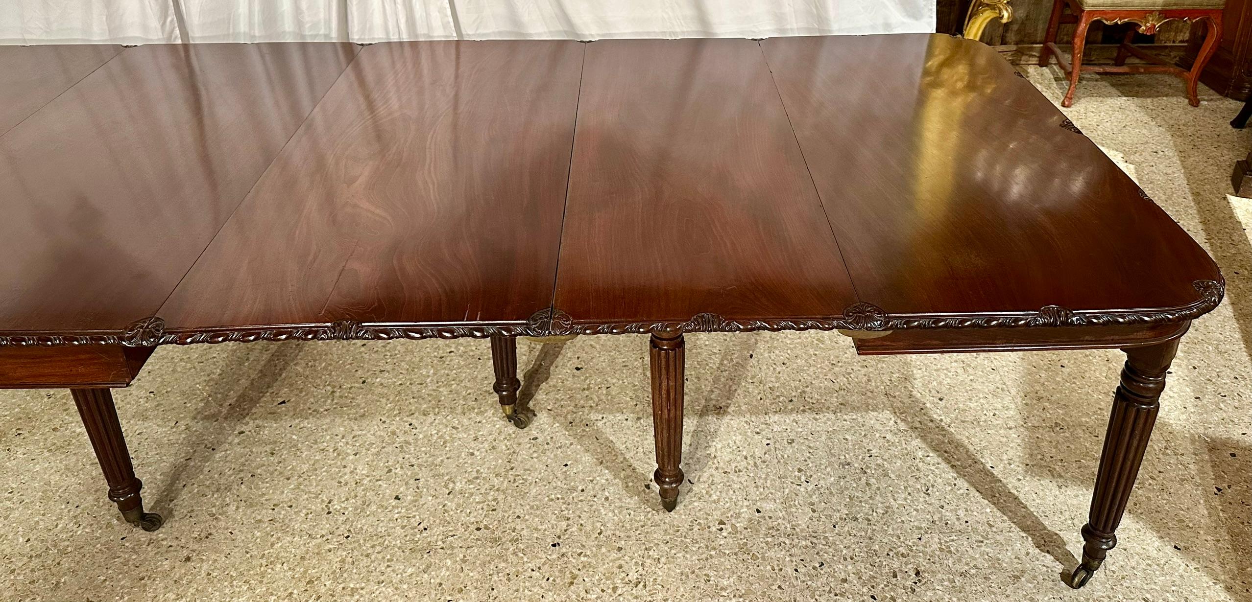 XIXe siècle Ancienne table de banquet anglaise en acajou avec bordure sculptée Circa 1840-1860 en vente