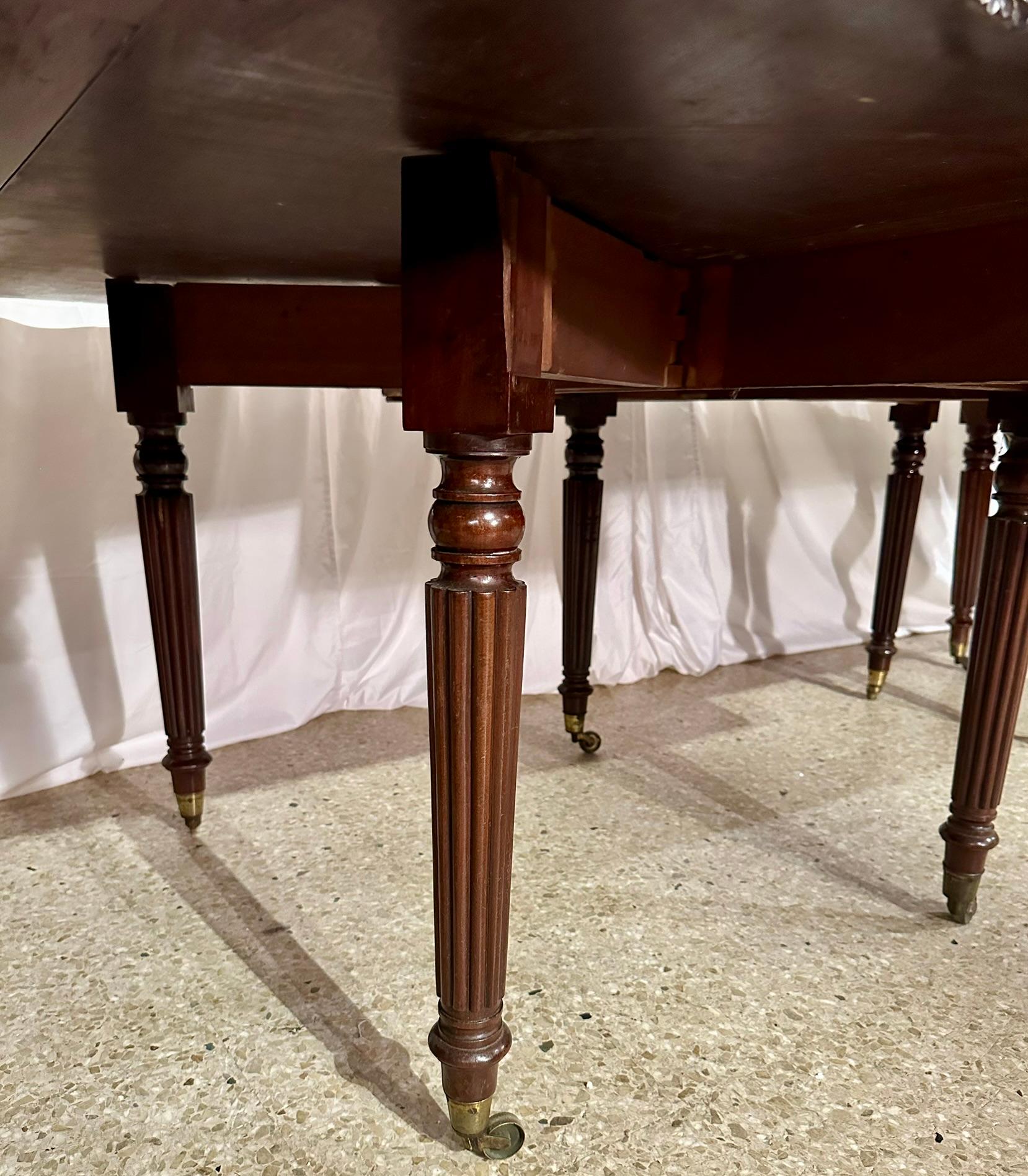 Acajou Ancienne table de banquet anglaise en acajou avec bordure sculptée Circa 1840-1860 en vente