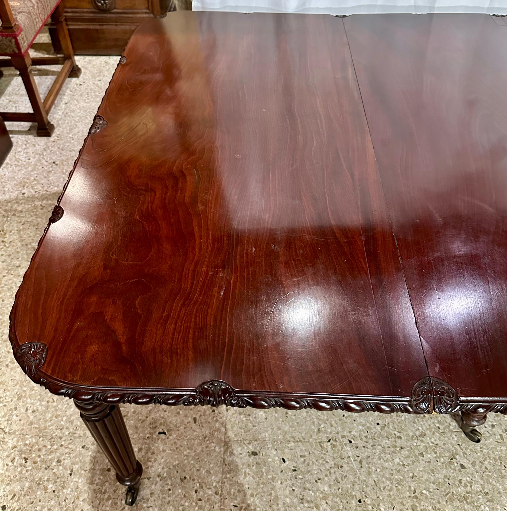 Ancienne table de banquet anglaise en acajou avec bordure sculptée Circa 1840-1860 en vente 1