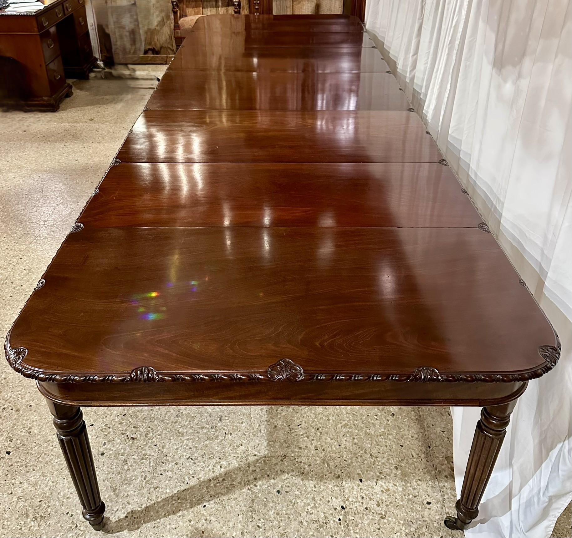 Ancienne table de banquet anglaise en acajou avec bordure sculptée Circa 1840-1860 en vente 2