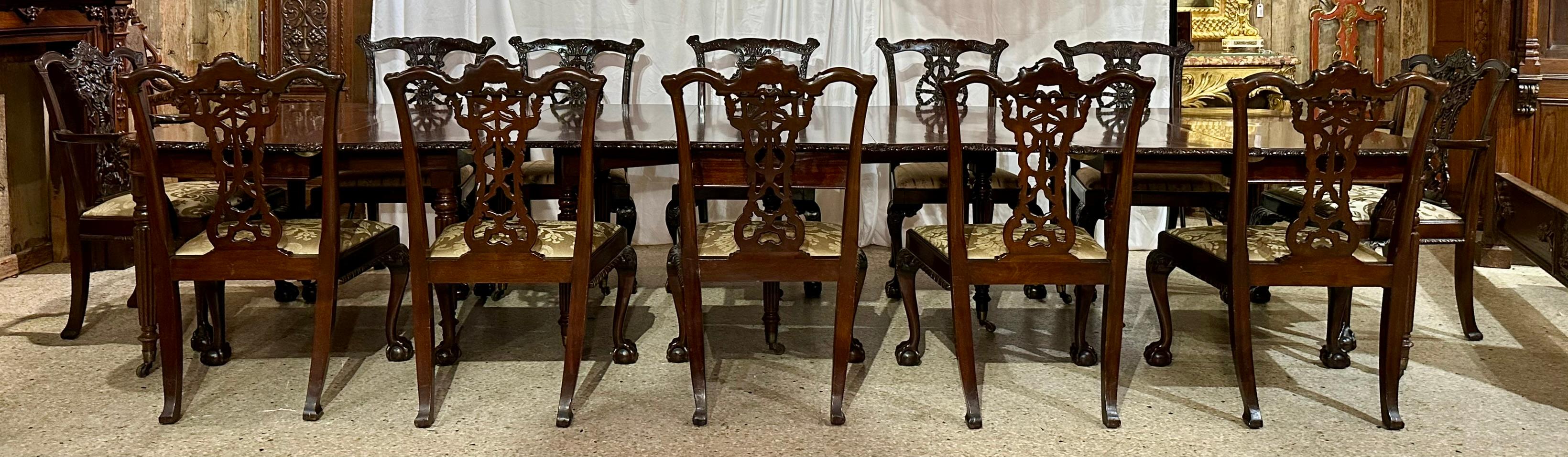 Ancienne table de banquet anglaise en acajou avec bordure sculptée Circa 1840-1860 en vente 3