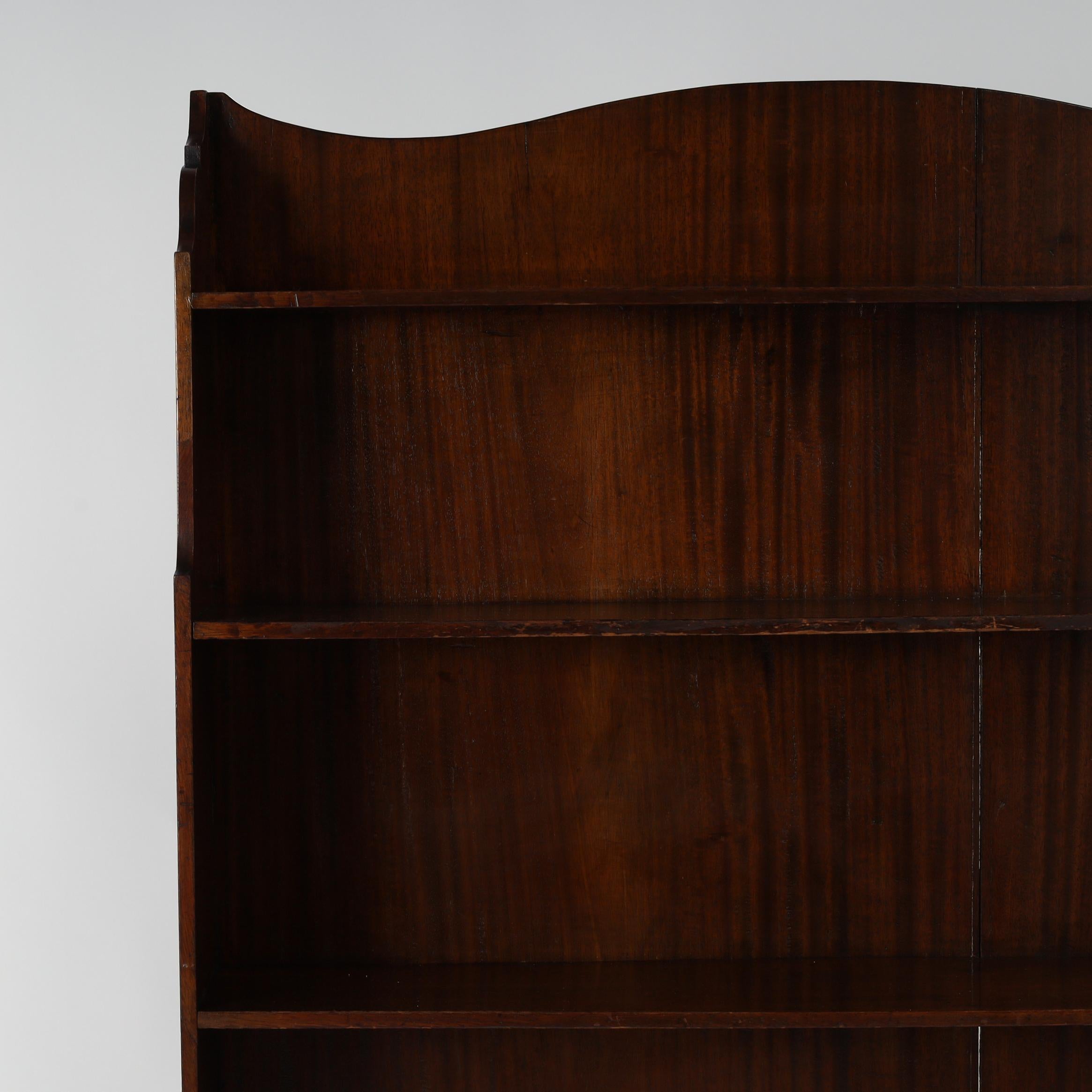 Bibliothèque ou étagère anglaise ancienne en acajou Bon état - En vente à Palm Beach, FL