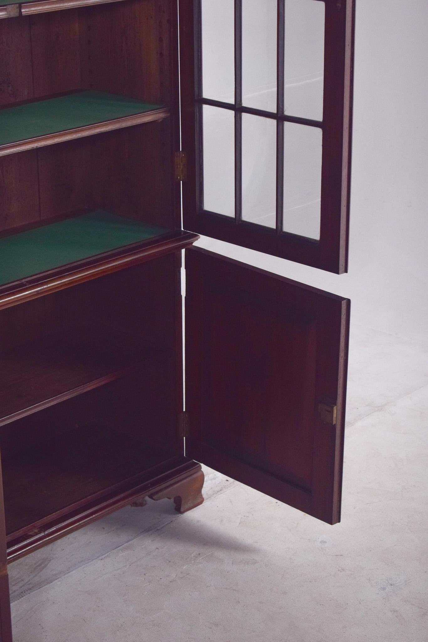 Bibliothèque ancienne en acajou anglais avec portes en verre en vente 3