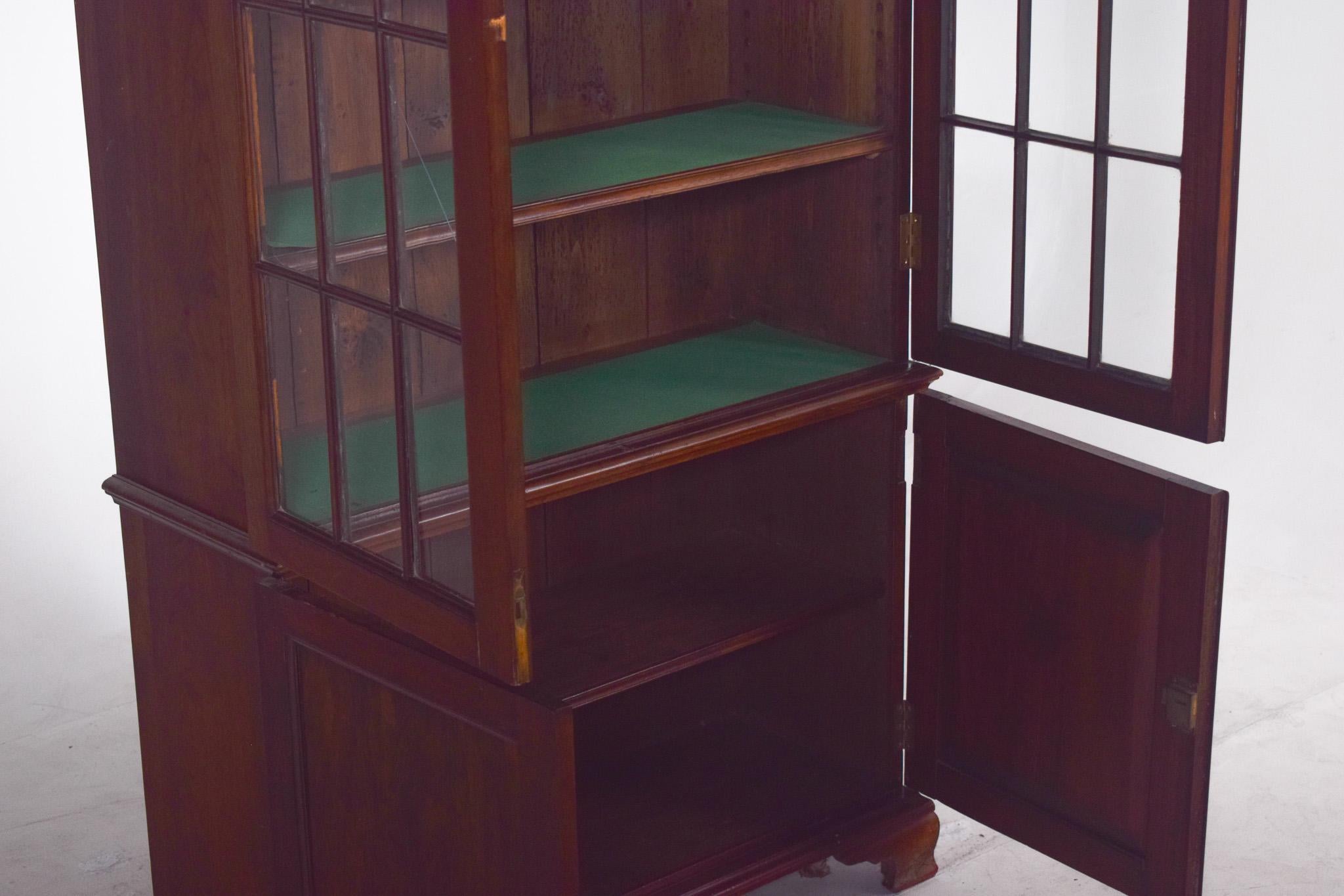 Bibliothèque ancienne en acajou anglais avec portes en verre en vente 4