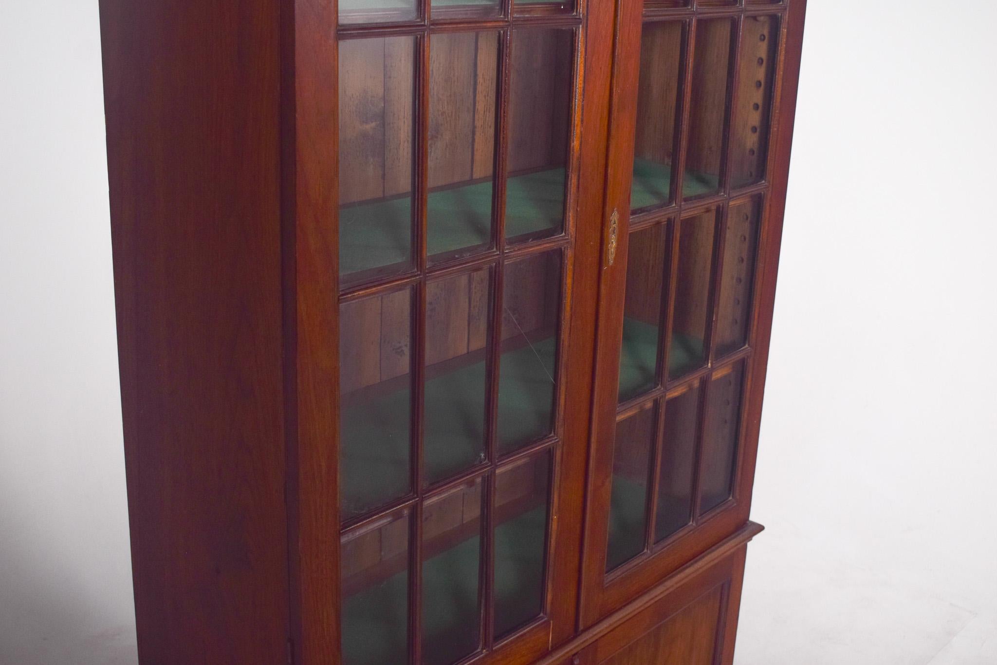 Britannique Bibliothèque ancienne en acajou anglais avec portes en verre en vente