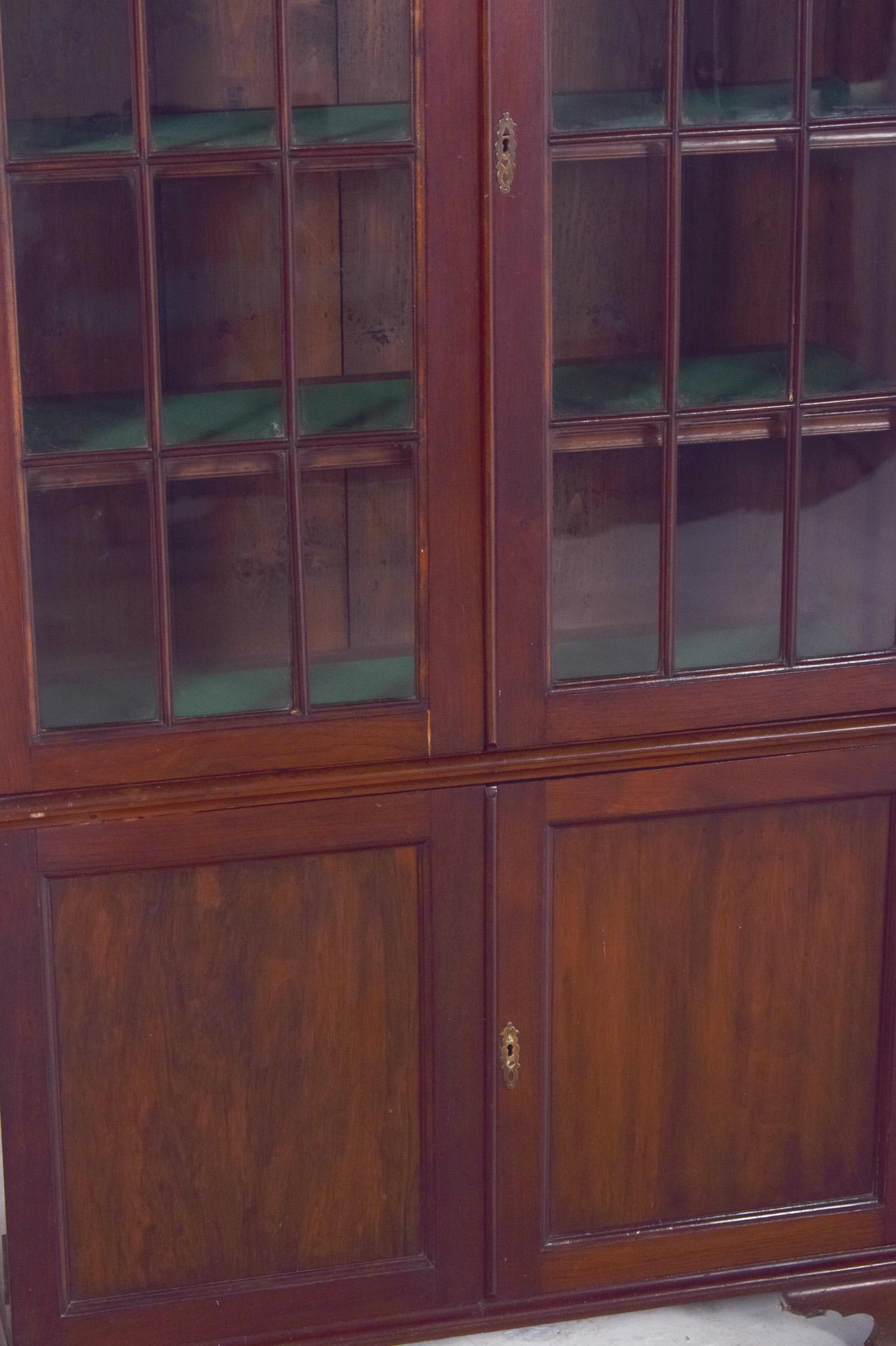XIXe siècle Bibliothèque ancienne en acajou anglais avec portes en verre en vente