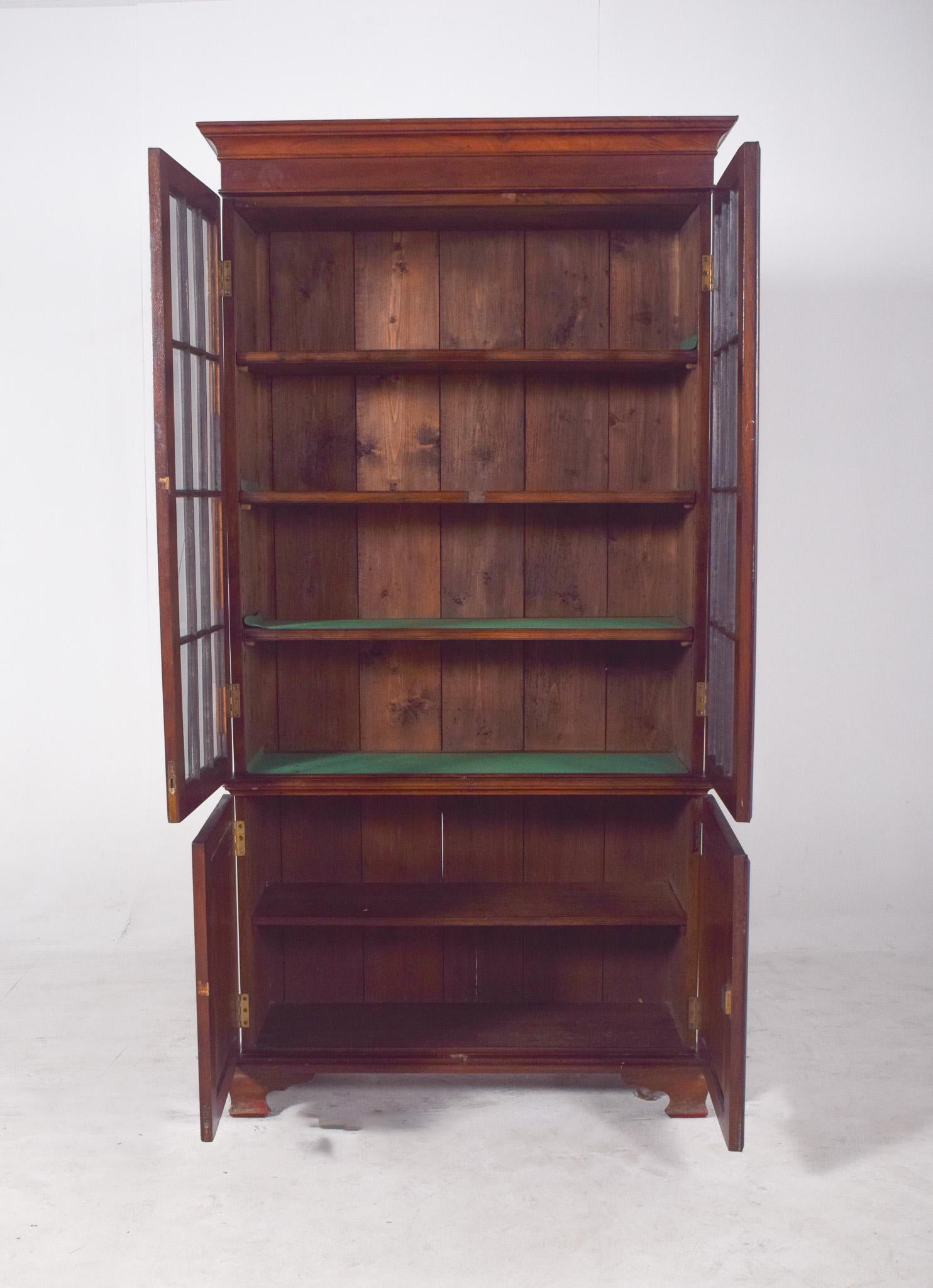 Acajou Bibliothèque ancienne en acajou anglais avec portes en verre en vente