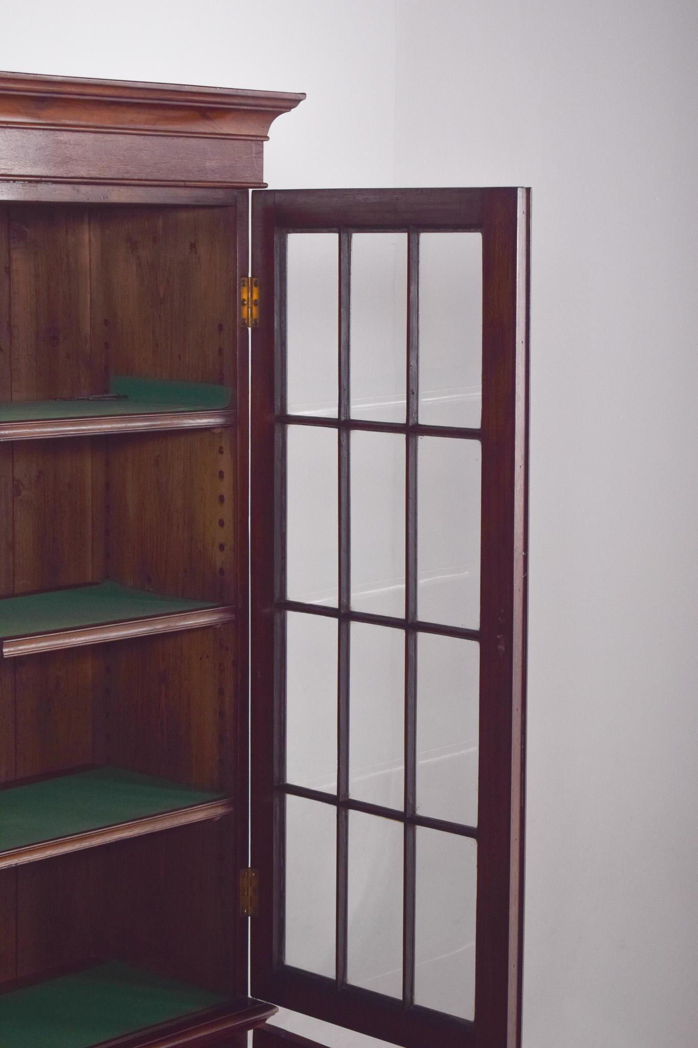 Bibliothèque ancienne en acajou anglais avec portes en verre en vente 2