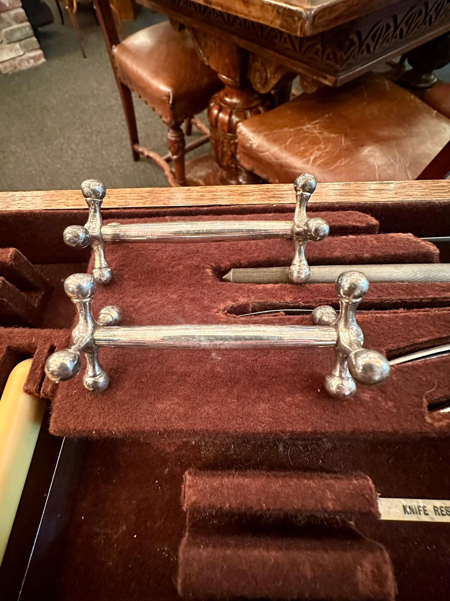Ancienne commode anglaise en acajou sur pieds avec couverts, ensemble datant d'environ 1910. en vente 6