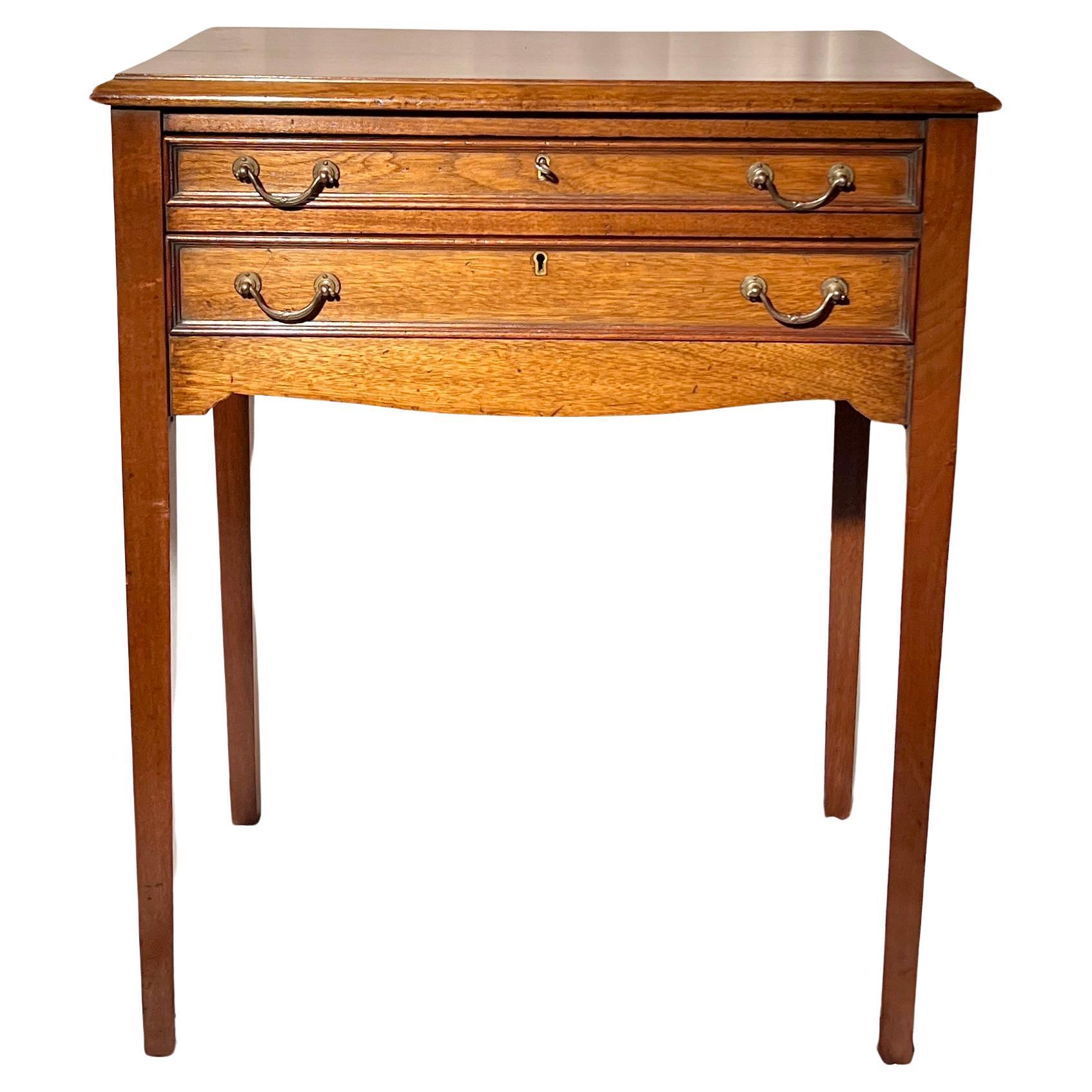 Ancien coffre à cantine anglais en acajou sur pieds avec couverts inclus, set Circa 1910.  Ensemble complet.
Ce coffre et ses couverts ont tous été fabriqués par la société Alexander Clark de Fenchurch Street, à Londres.  La société opérait